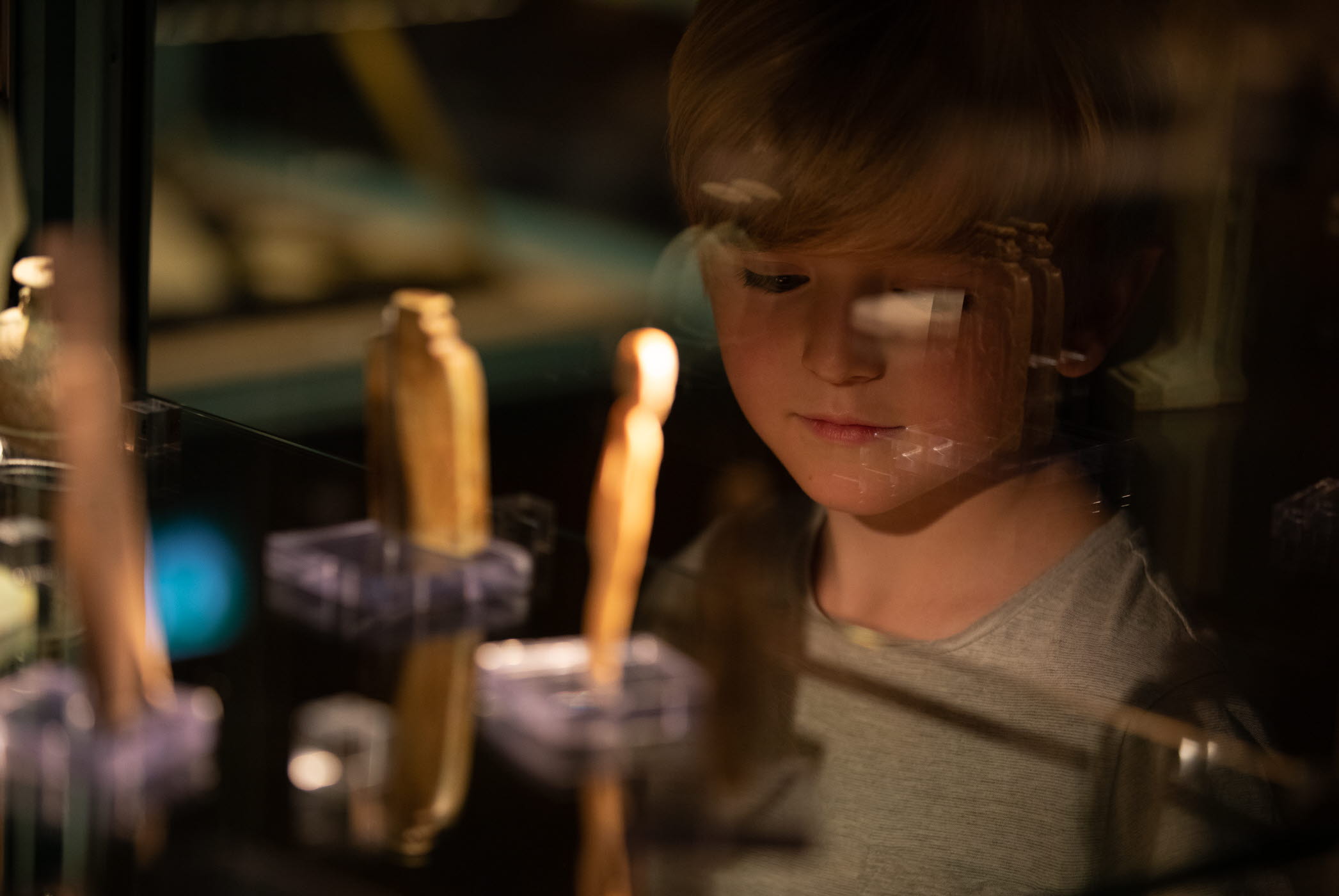 En pojke bakom en utställningsmonter.