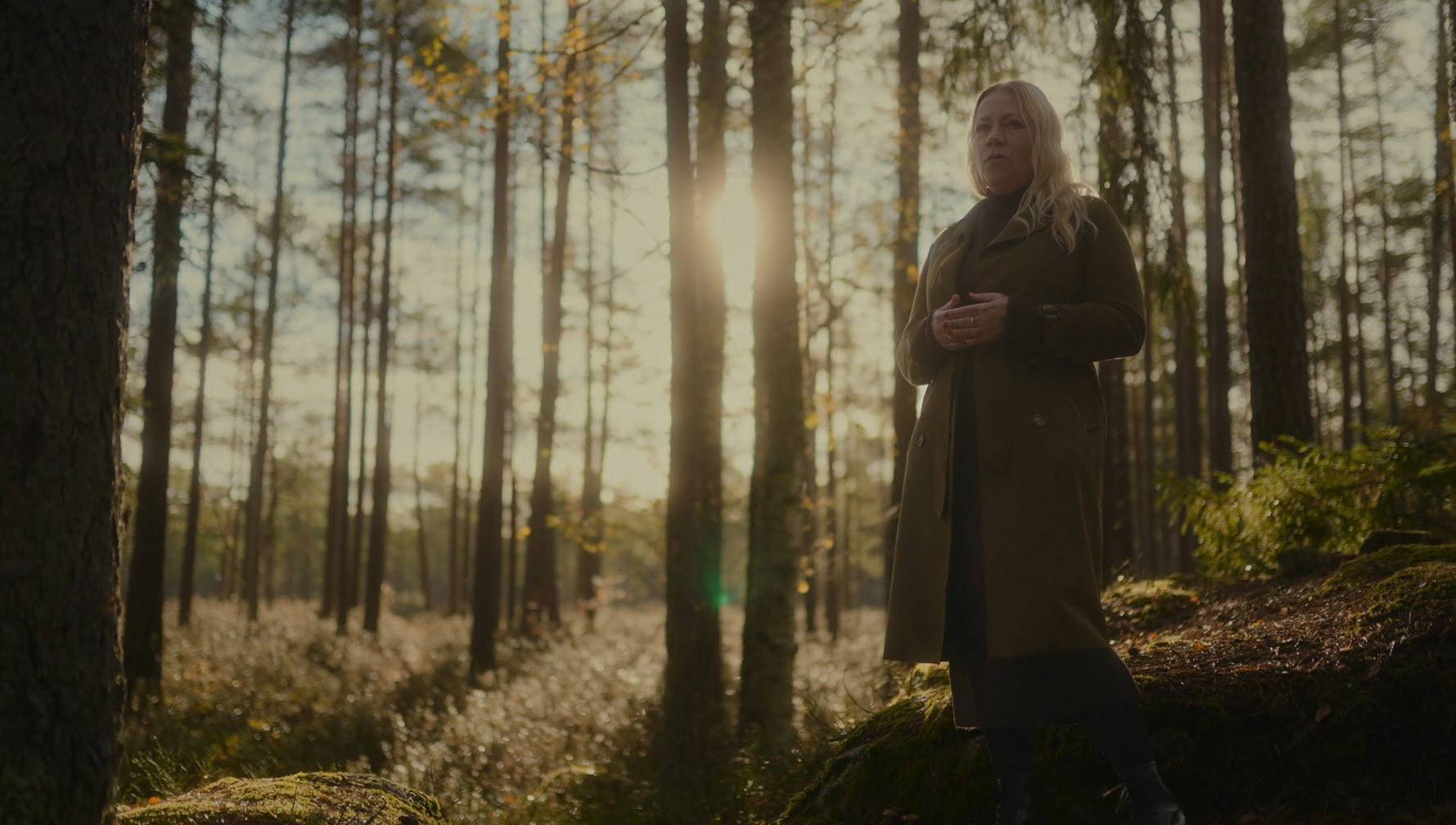 Museipedagog Mikaela Radakovic Kjäll på plats i Trollkäringeskogen utanför Finspång.