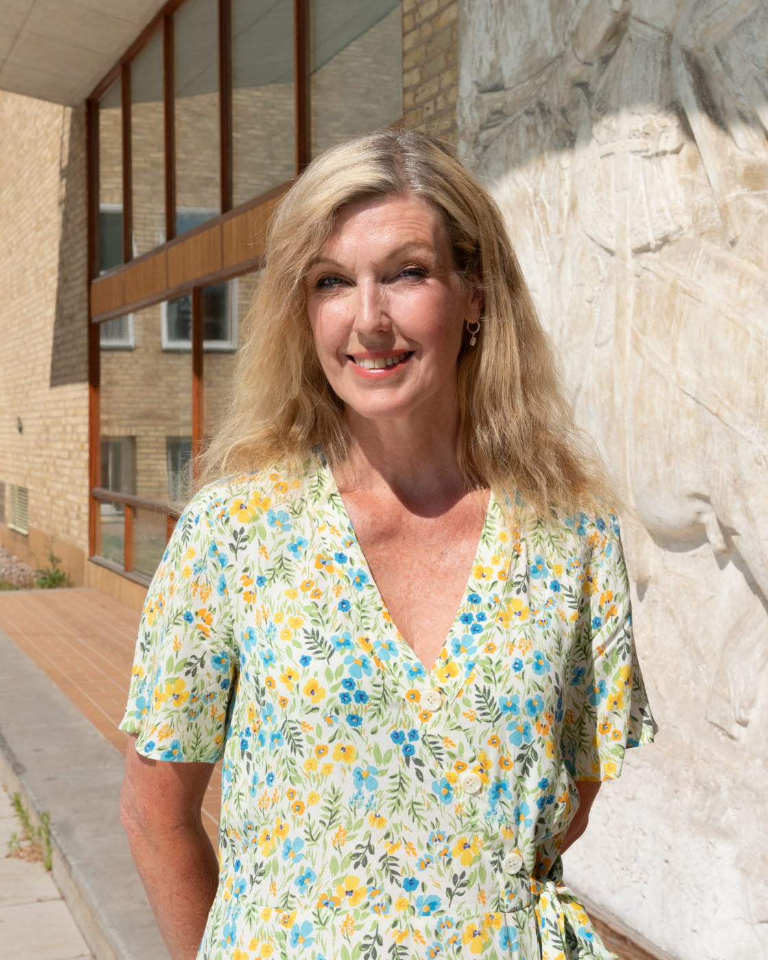 Konstpedagog Åsa Nyberg Botshinda framför museibyggnaden.