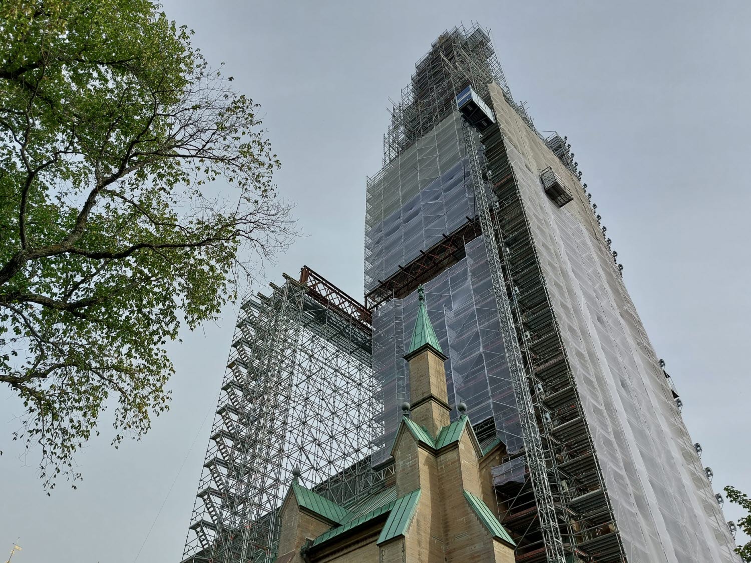 Restaurering av domkyrkotornet sensommaren 2023.