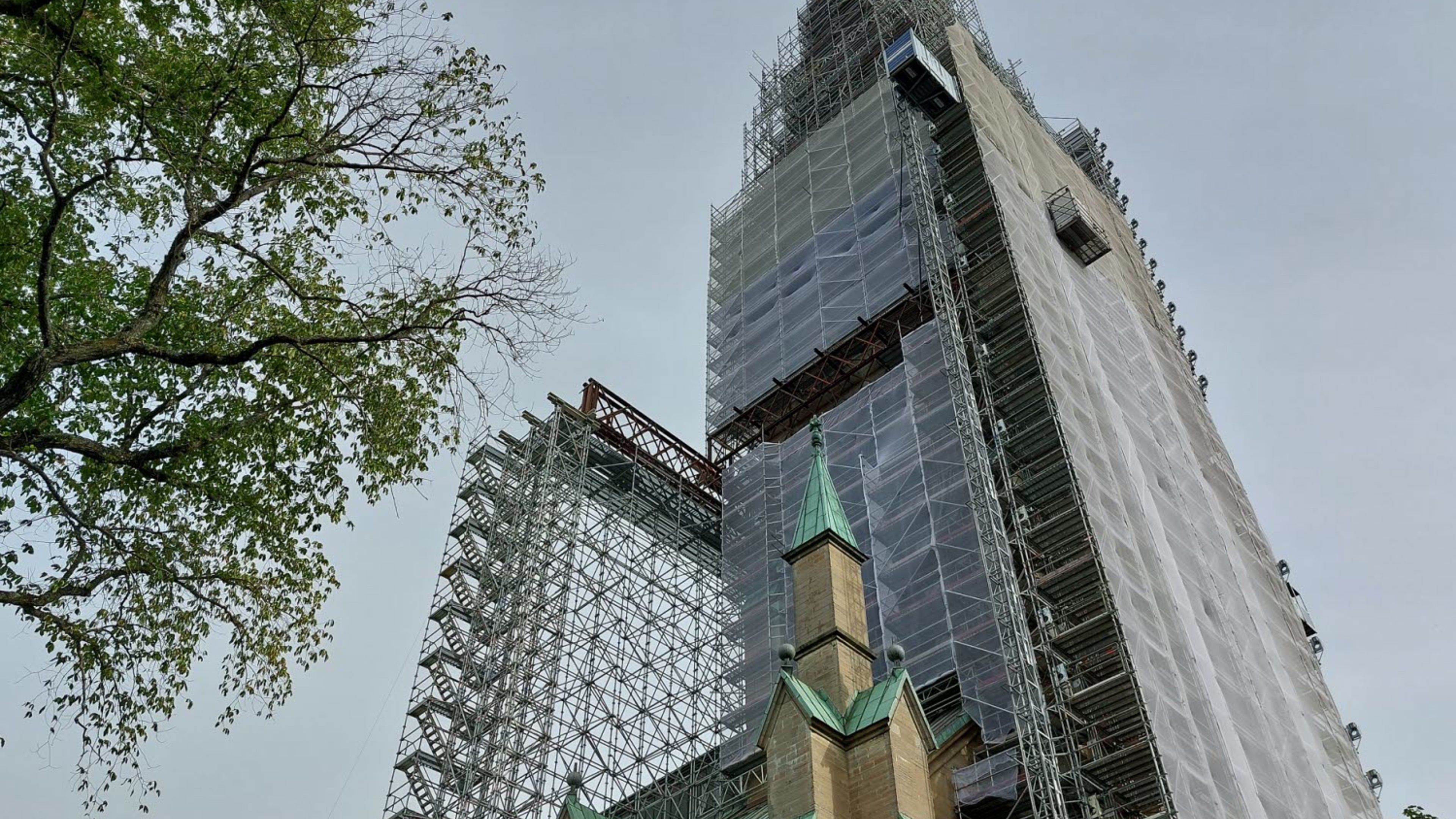 Restaurering av domkyrkotornet sensommaren 2023.