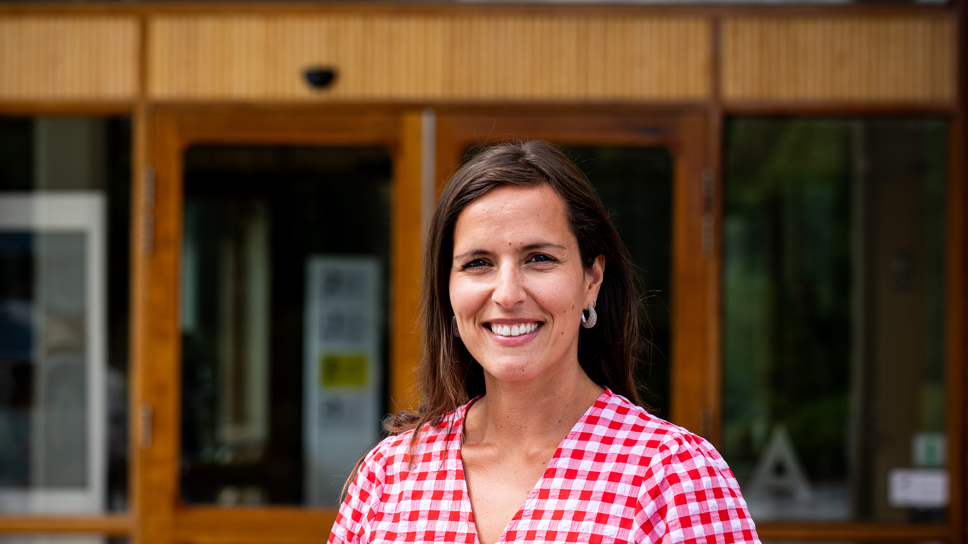 Carola Sandgrim, enhetschef Bemötande, utanför museibyggnaden.