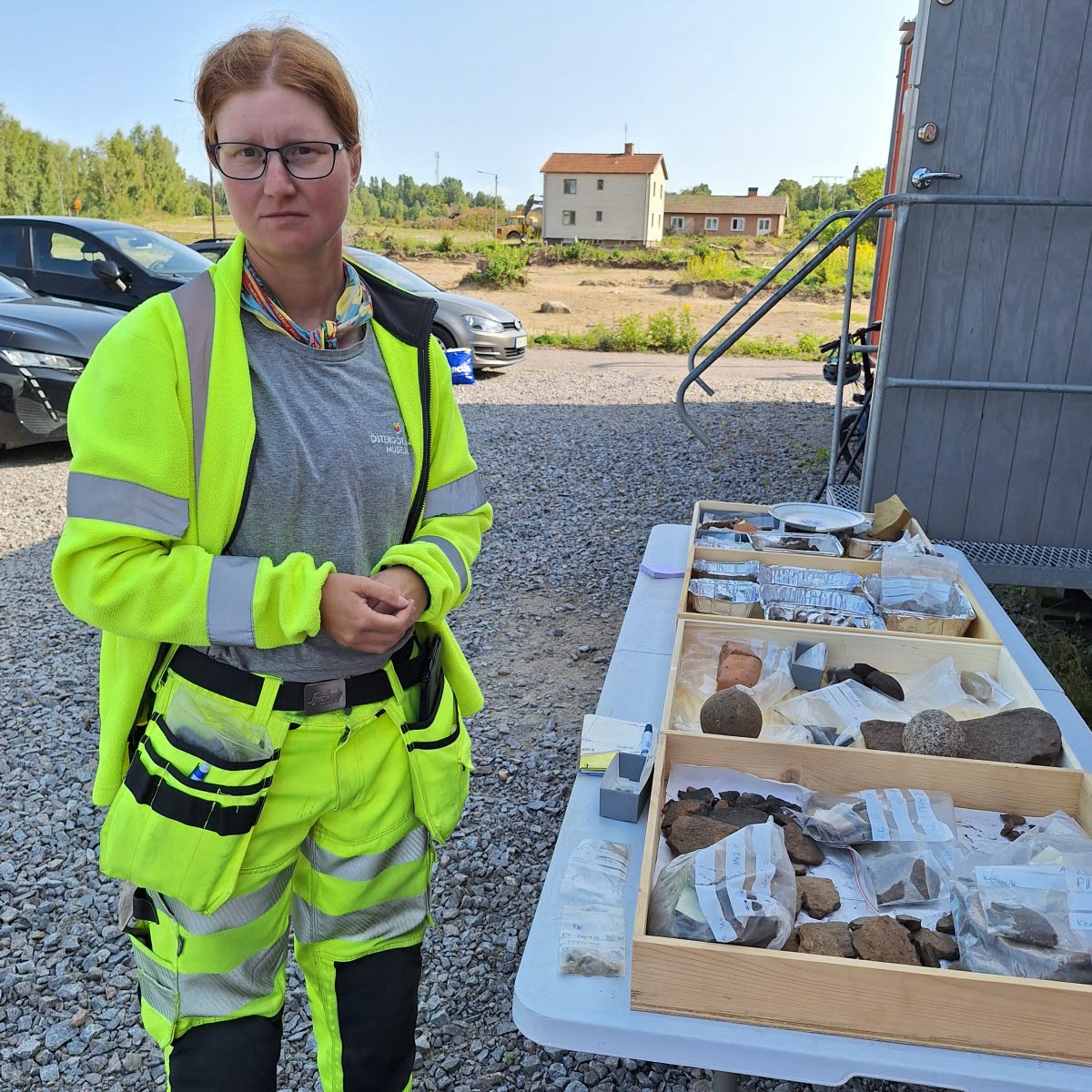 Angelica Larsson intill de senaste fynden i Pryssgårdsutgrävningen.