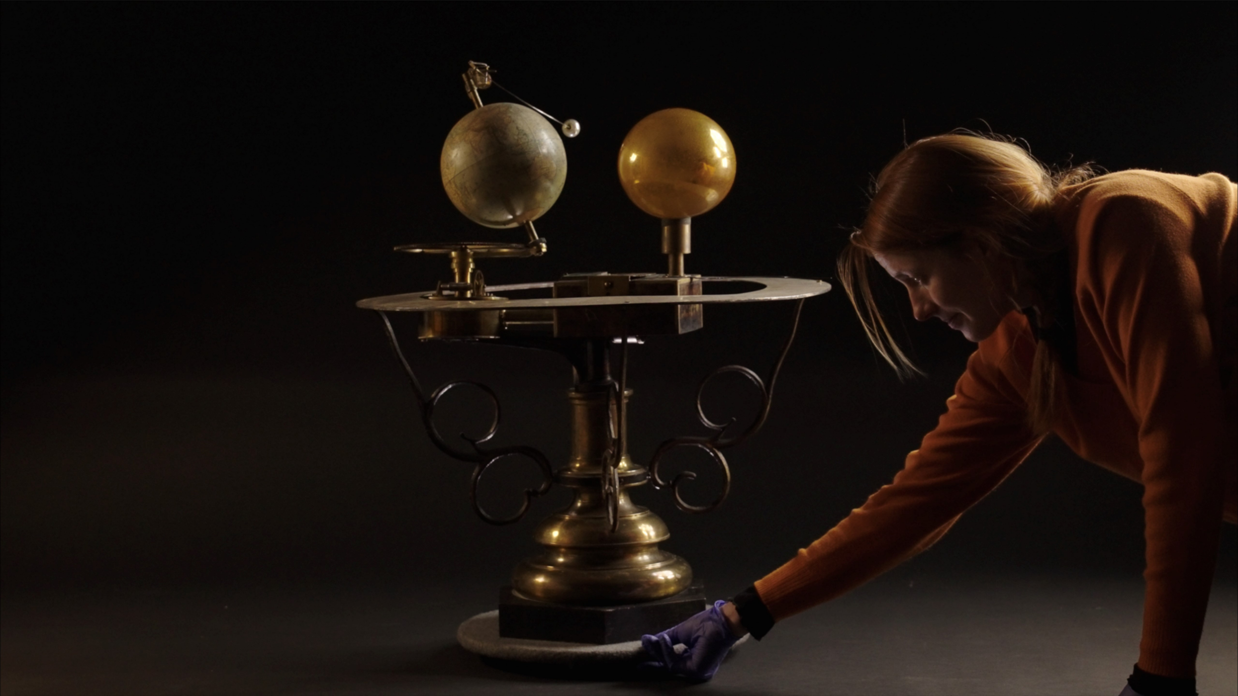 Museipedagog Karin Lundahl med universalur från Horn i Östergötland.