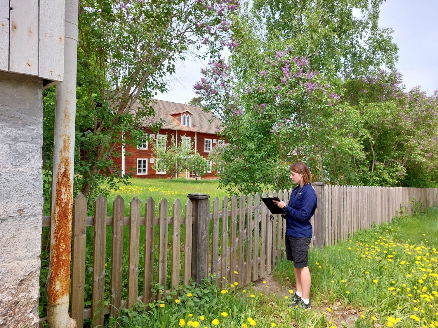 Exteriörbild från Medevi Brunn med byggnadsantikvarie Maria Klint.