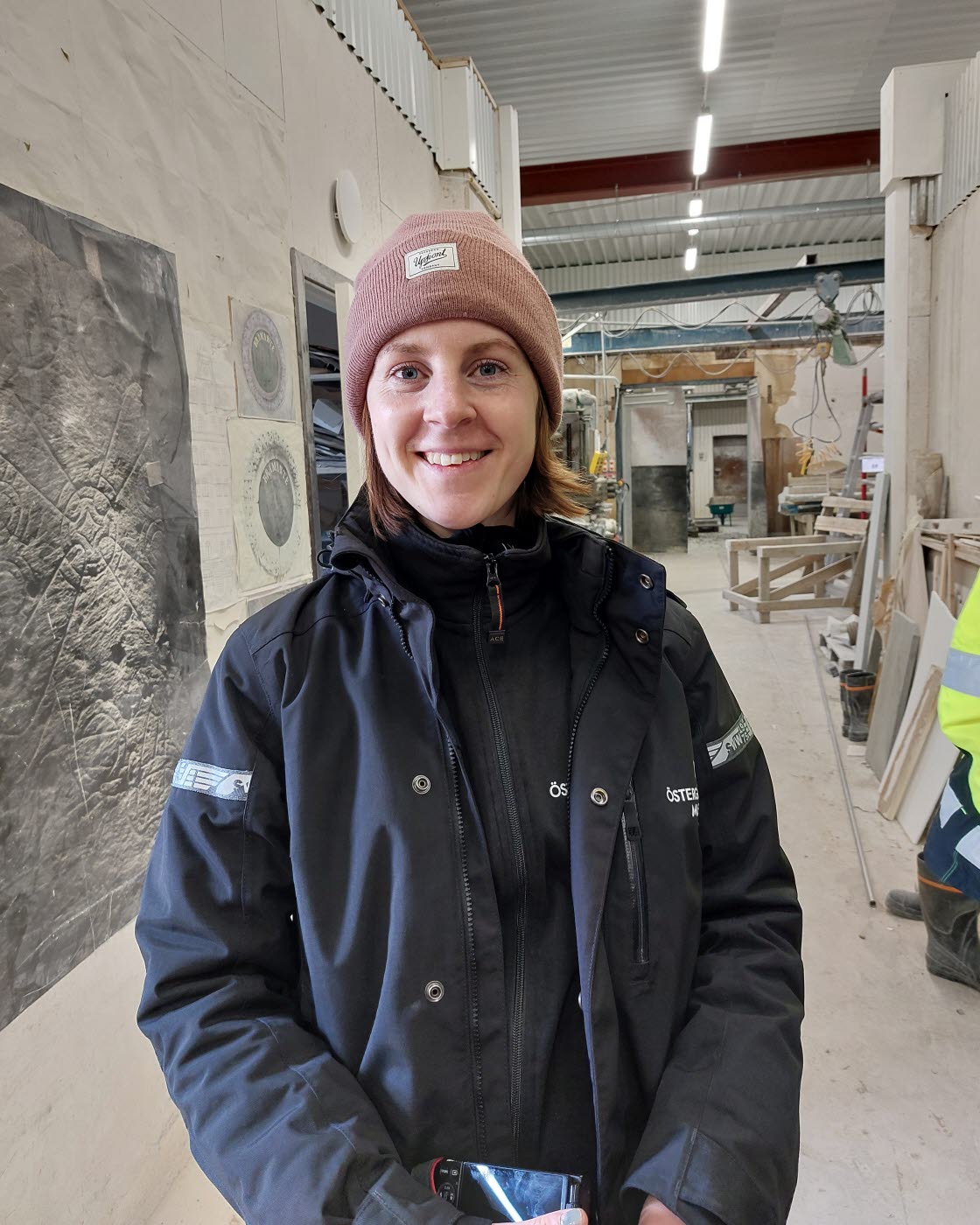 Byggnadsantikvarie Maria Klint på studiebesök i Borghamn, varifrån den mesta kalkstenen till restaureringen av domkyrkan tas.