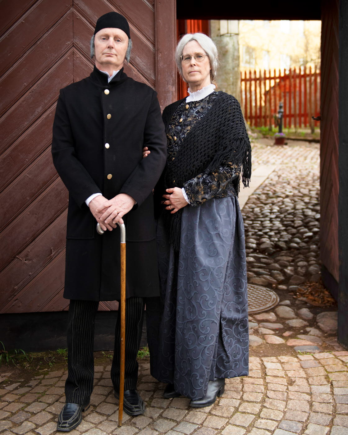 Iscensatt Onkel Adam och hans fru Hedda utanför Onkel Adamsgården i Linköping.