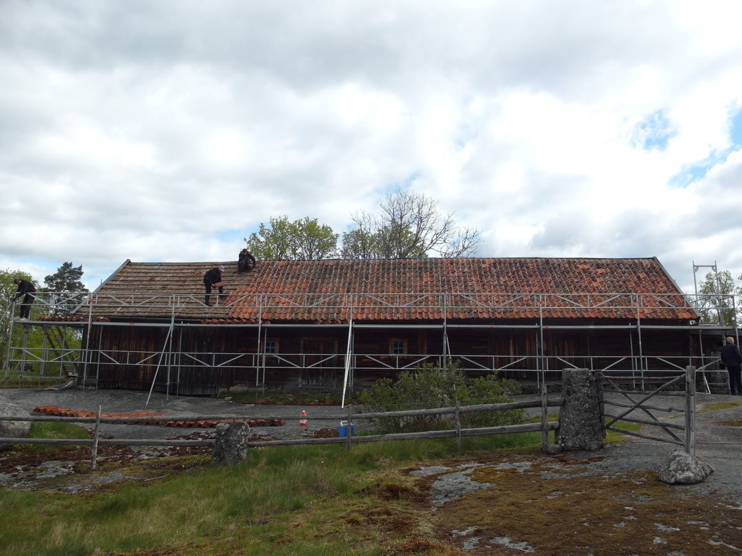 Takkedjan lägger nytt tak till grå ladan på Öna. 