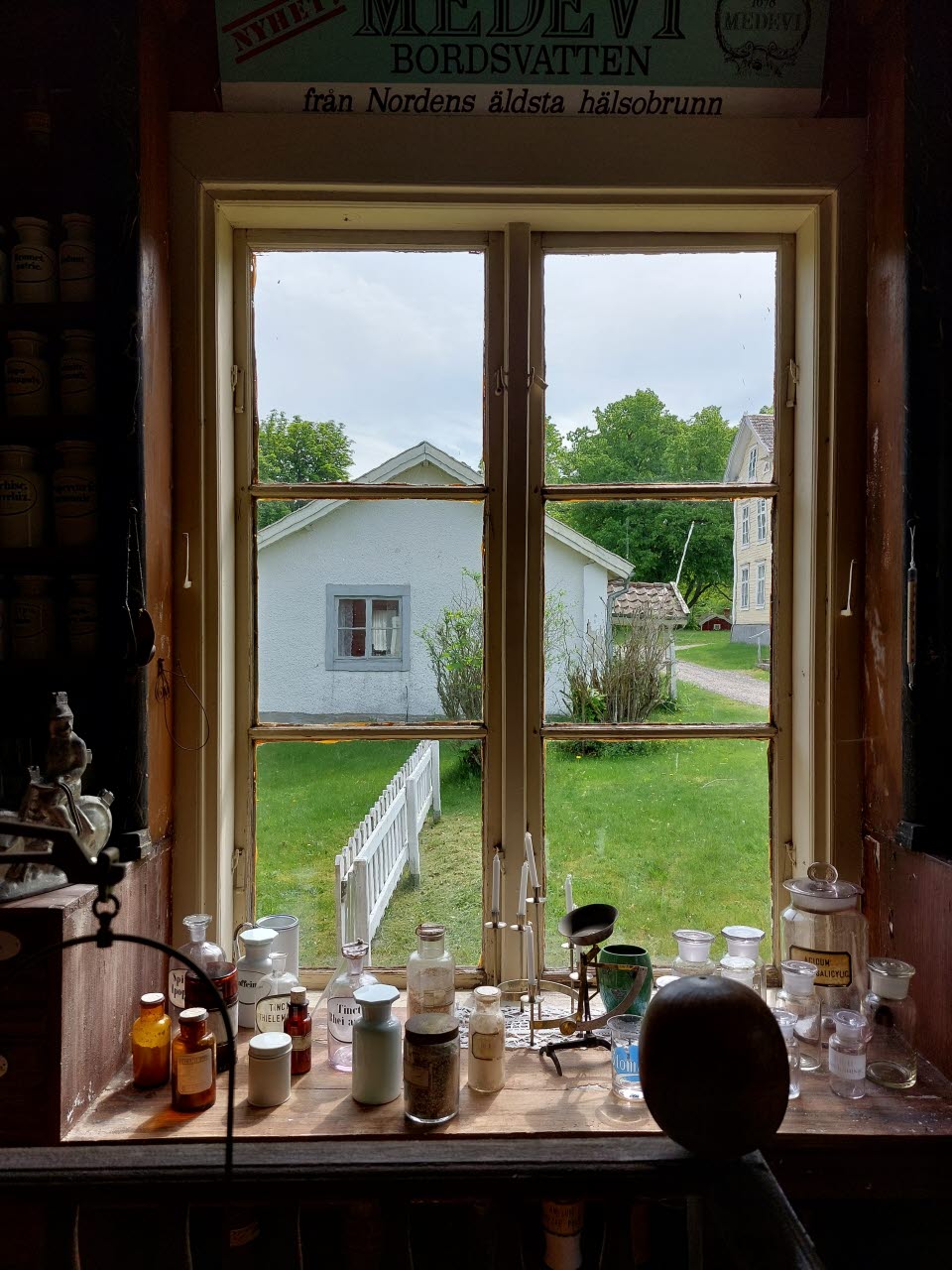 Fönster sett inifrån det gamla apoteket på Medevi Brunn.