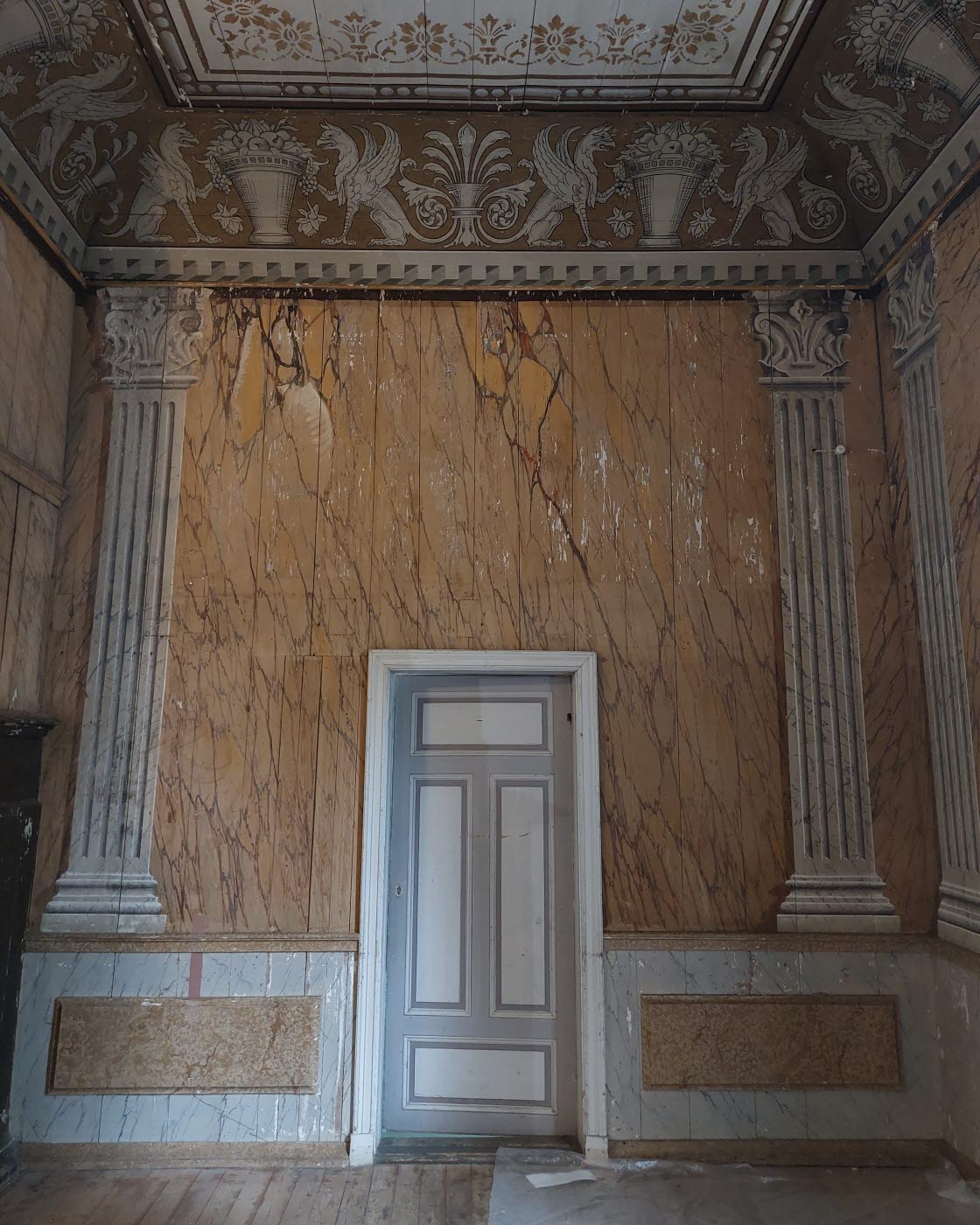 Museets konservatorer arbetar med väggmålningar från 1800-talet i Stora matsalen på Medevi Brunn.