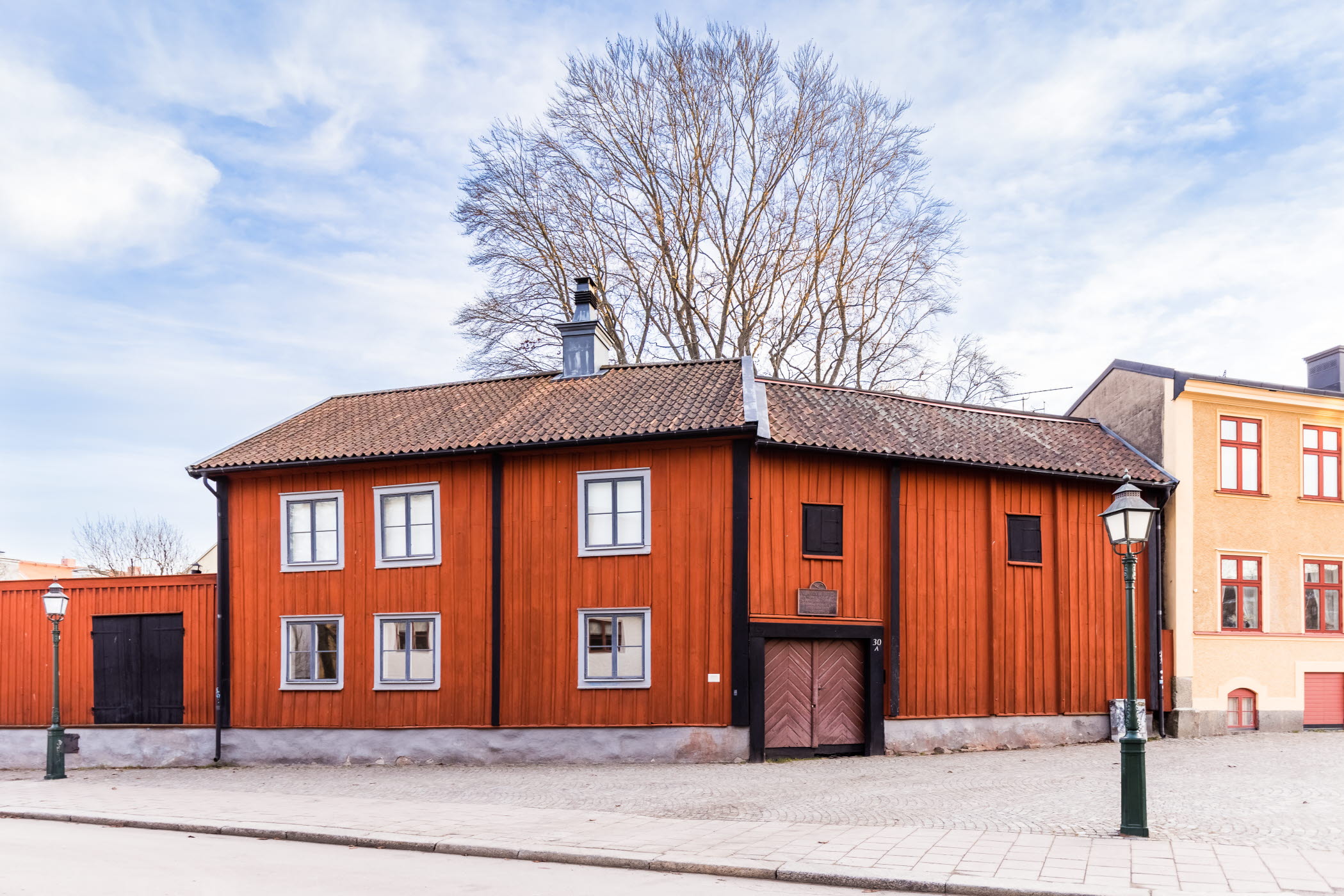 Exteriörbild från Östergötlands museums uthyrningslägenhet i Onkel Adamsgården på Hunnebergsgatan i Linköping.