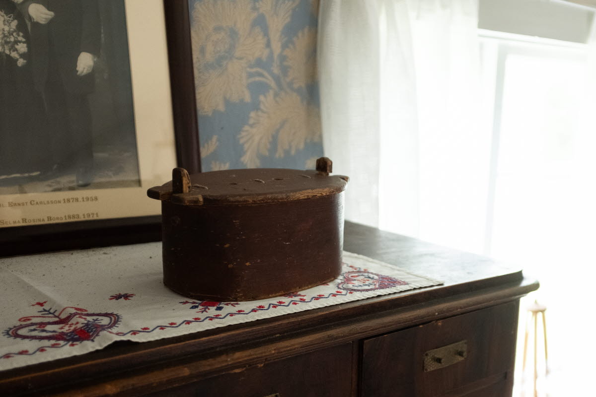 Interiörer i och vid byggnader vid kulturreservatet Smedstorps dubbelgård