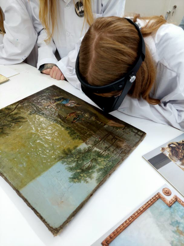 I konservatorsateljén. After School för 10-12-åringar hösten 2025.