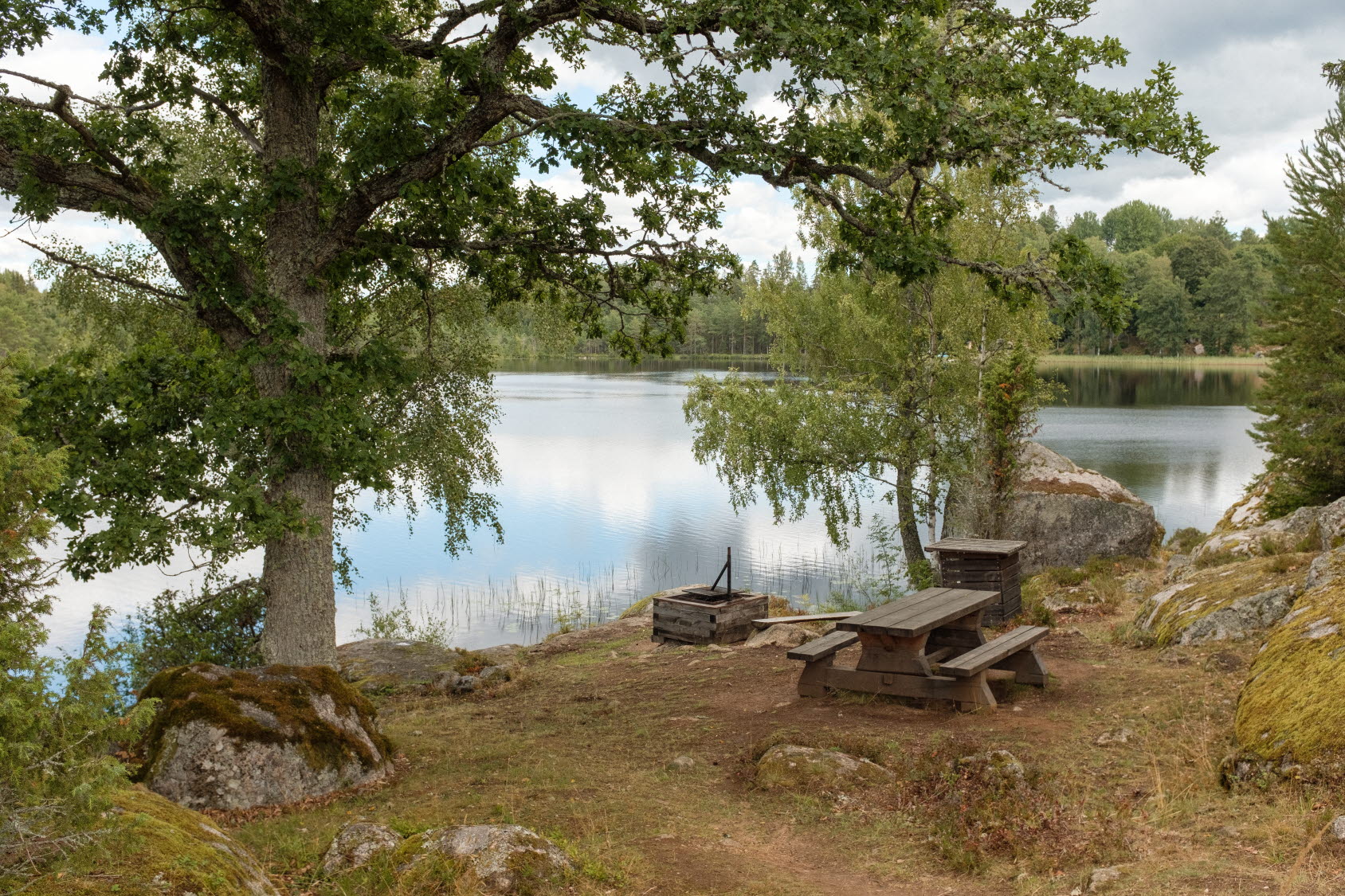 Grillplats vid sjö