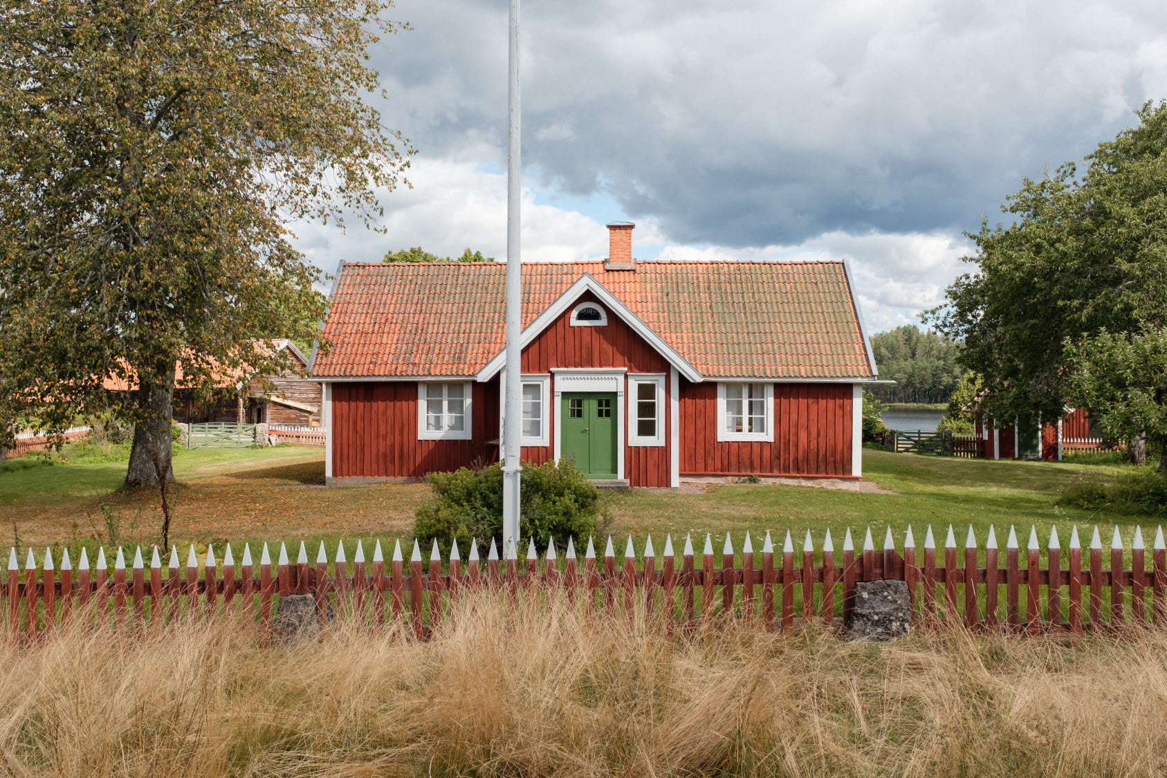 Ett rött trähus på landsbygden