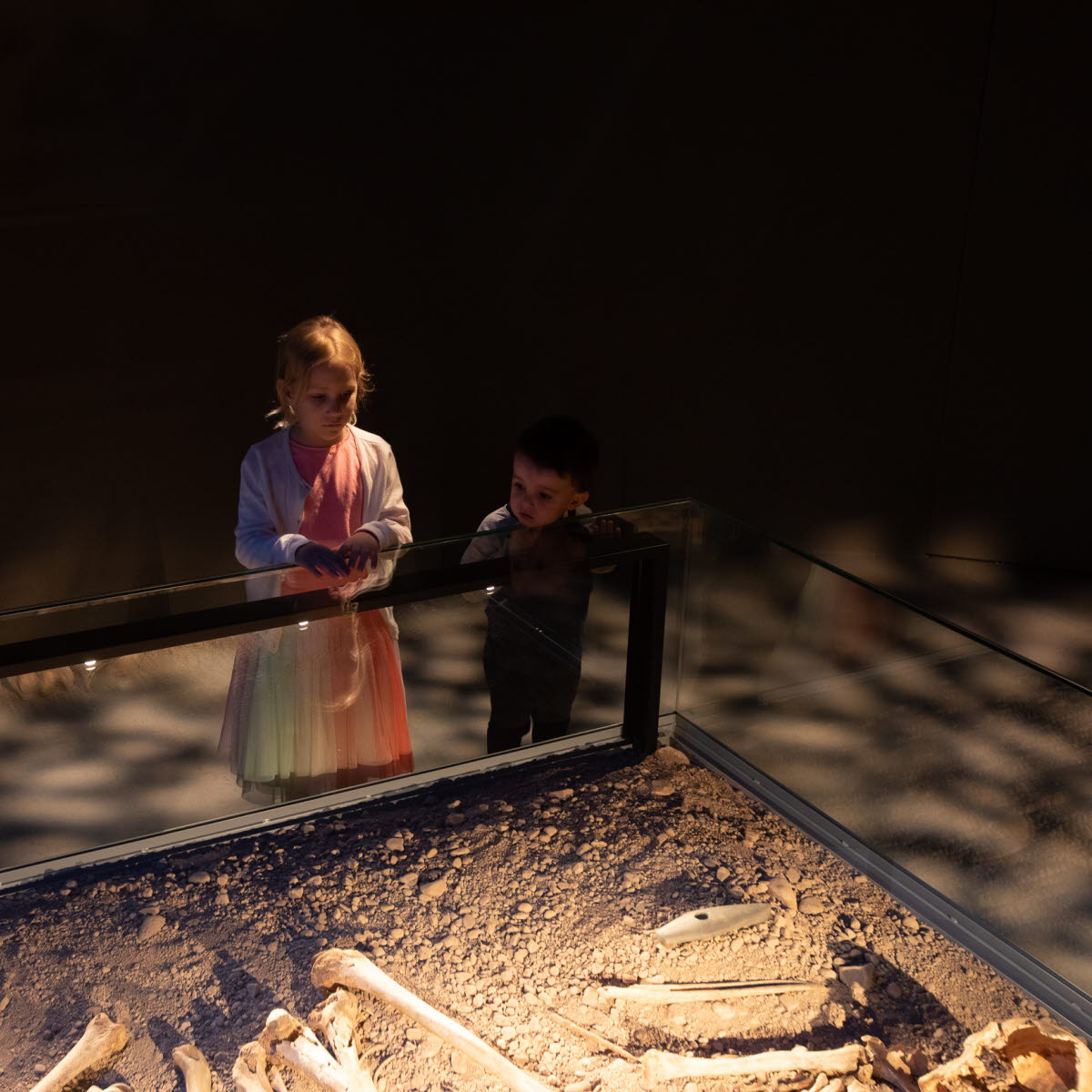 Barn som besöker kulturhistoriska utställningen – Vägen hit 