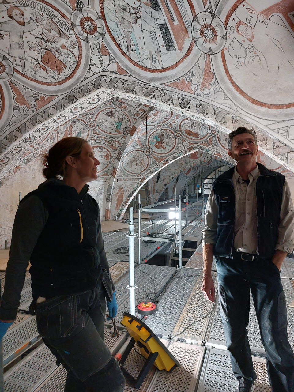 Under hösten 2023 har Östergötlands museums konservatorer arbetat i Risinge gamla kyrka, en 1100-talskyrka med kalkmålningar från början av 1400-talet.