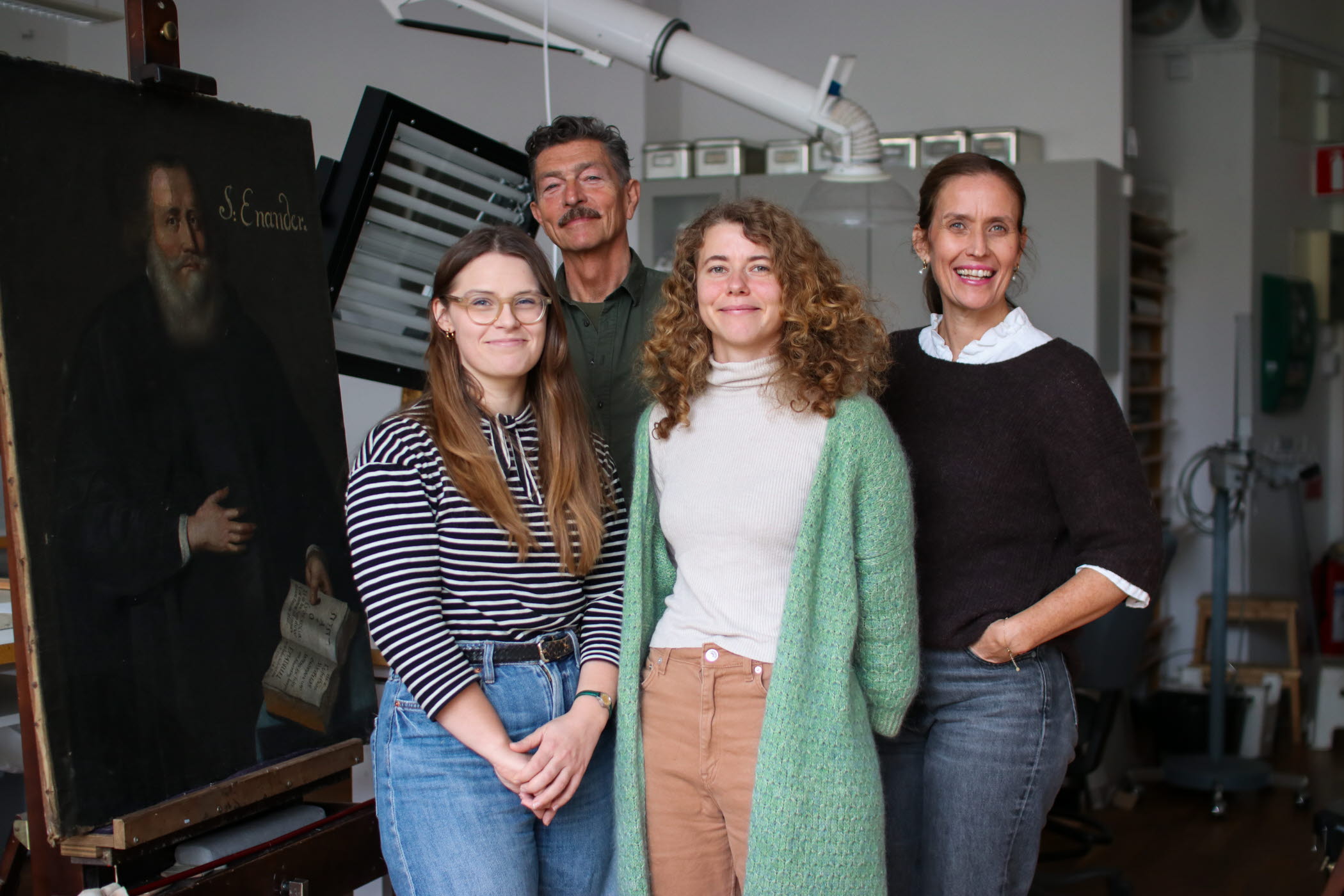 Östergötlands museums fyra konservatorer på plats i konserveringsateljén.