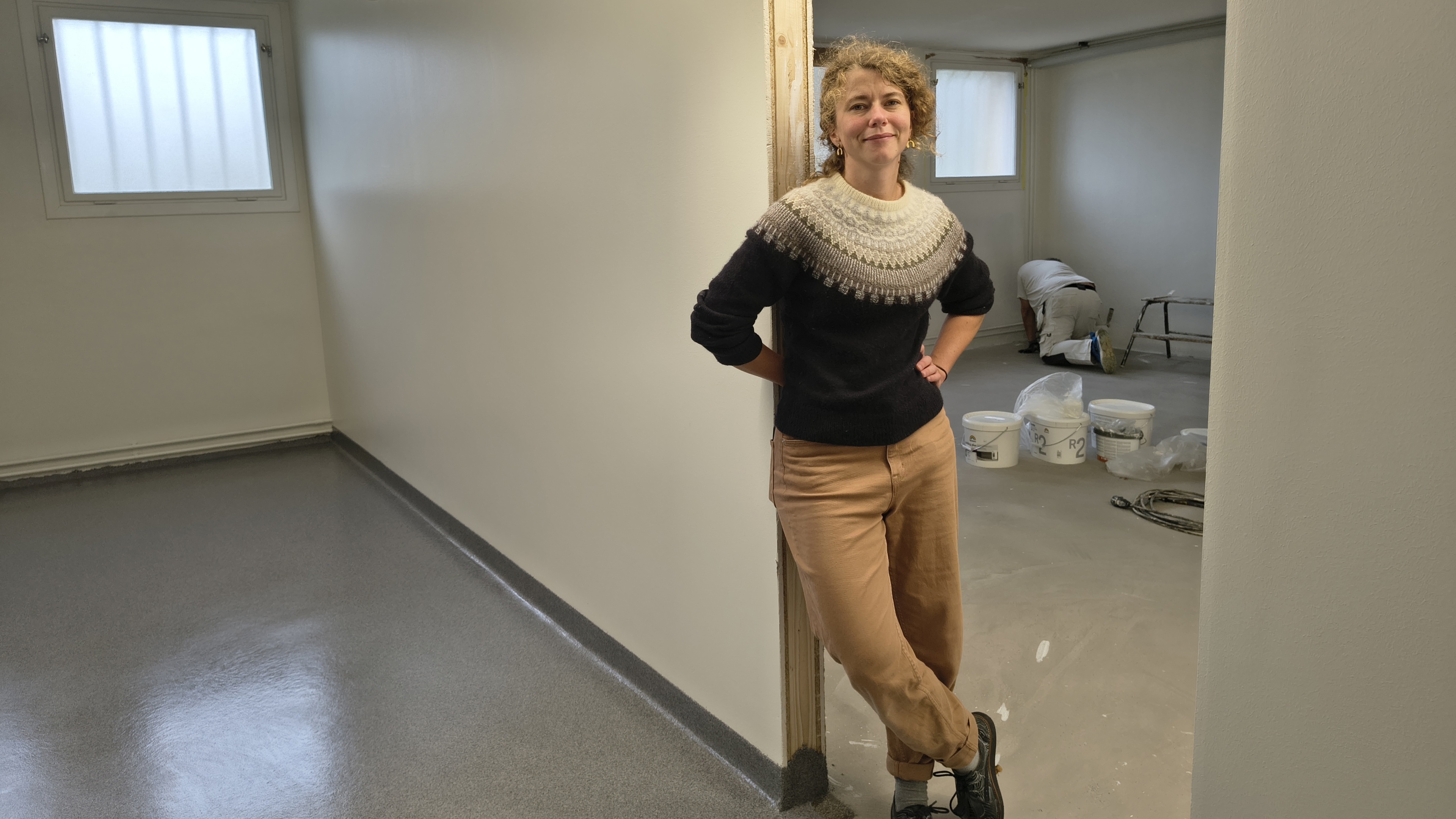 Textilkonservator Anna Djuvfeldt i sin blivande ateljé.