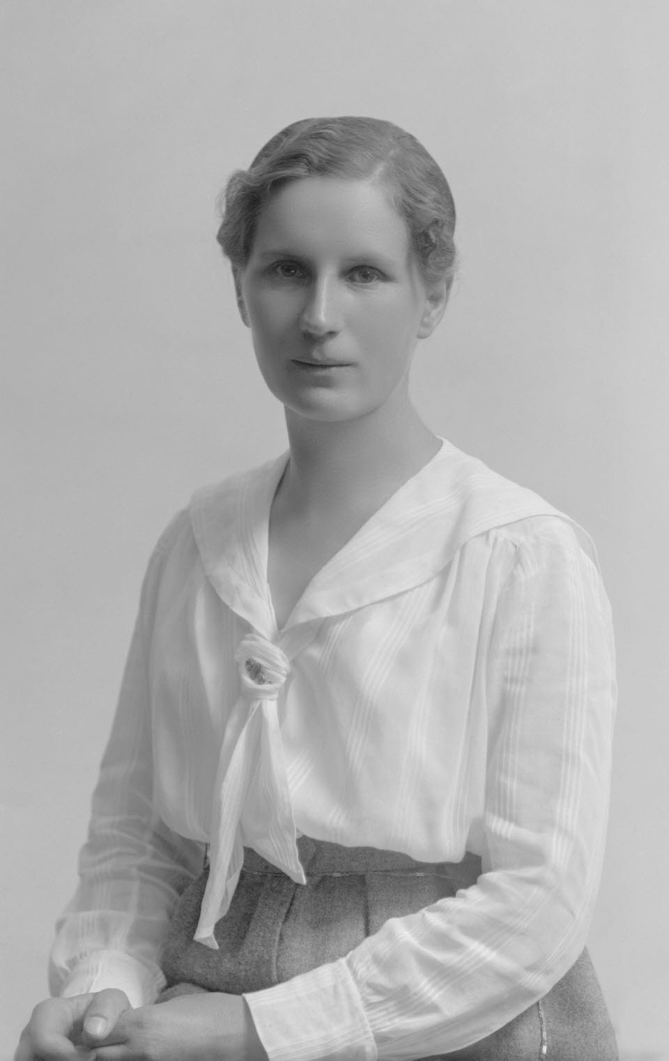 Ateljéporträtt av Elsa Anderson från fotografen Maria Teschs fotoateljé i Linköping, 1906. Detta porträtt möter besökaren i stort format i vår nya konstutställning Verkligheter. Digitaliserat från glasnegativ OM.TE.000434
