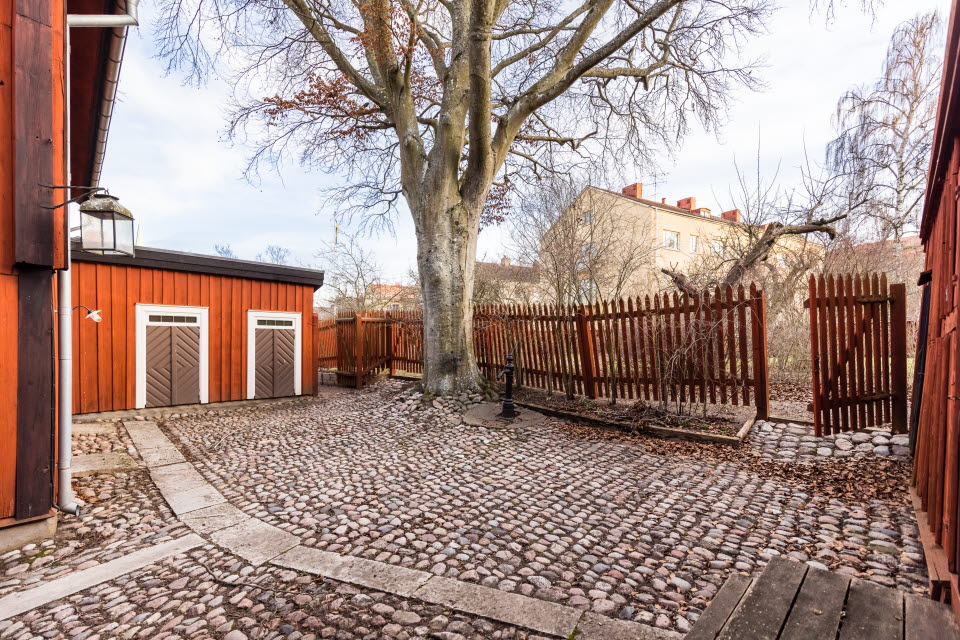 Exteriörbild från Östergötlands museums uthyrningslägenhet i Onkel Adamsgården på Hunnebergsgatan i Linköping.