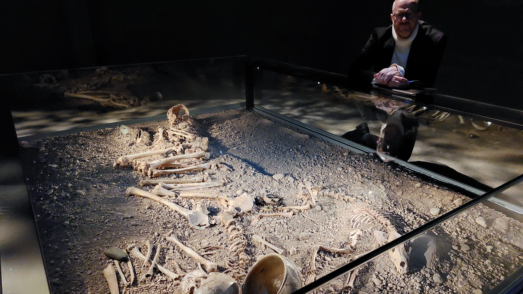 Forskare och arkeolog Per Nilsson vid Bergsgraven på Östergötlands museum.