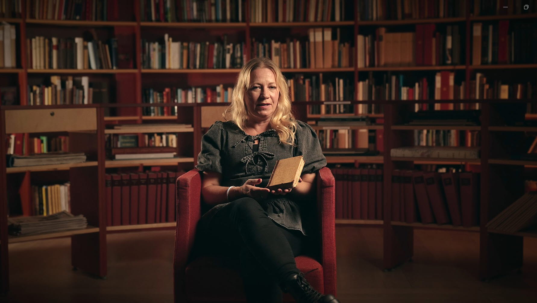 Museipedagog Mikaela Radakovic Kjäll med boken Magia Incatatrix (1632).