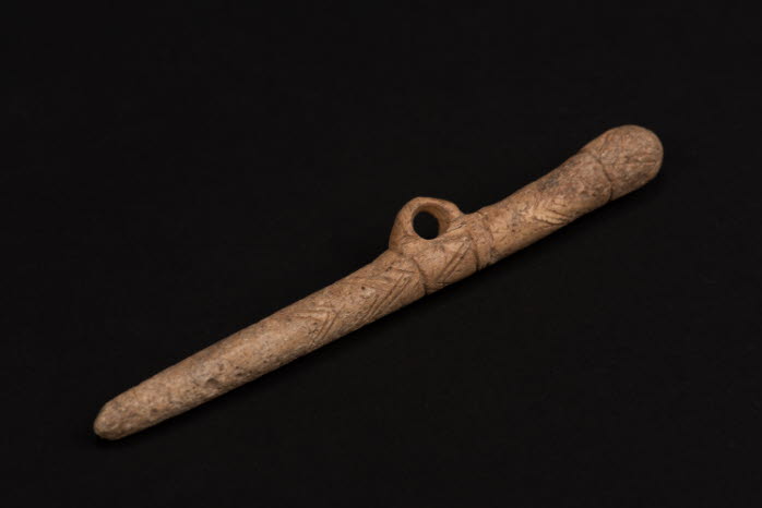 Nål av horn eller ben med utskjutande öga på sidan. Dekor i form av zick-zack-band Läng 89 mm. Stenålder. Bergsgraven, Linköping. 