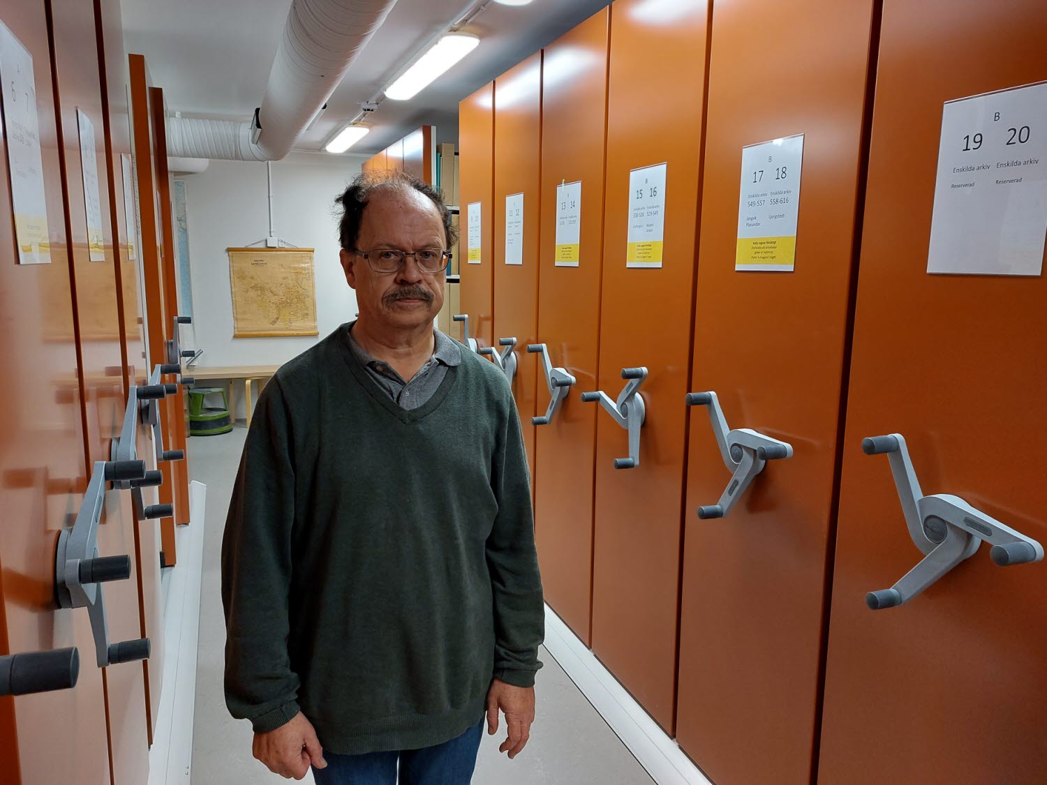 Freddie Hallberg visar runt i museets arkiv.
