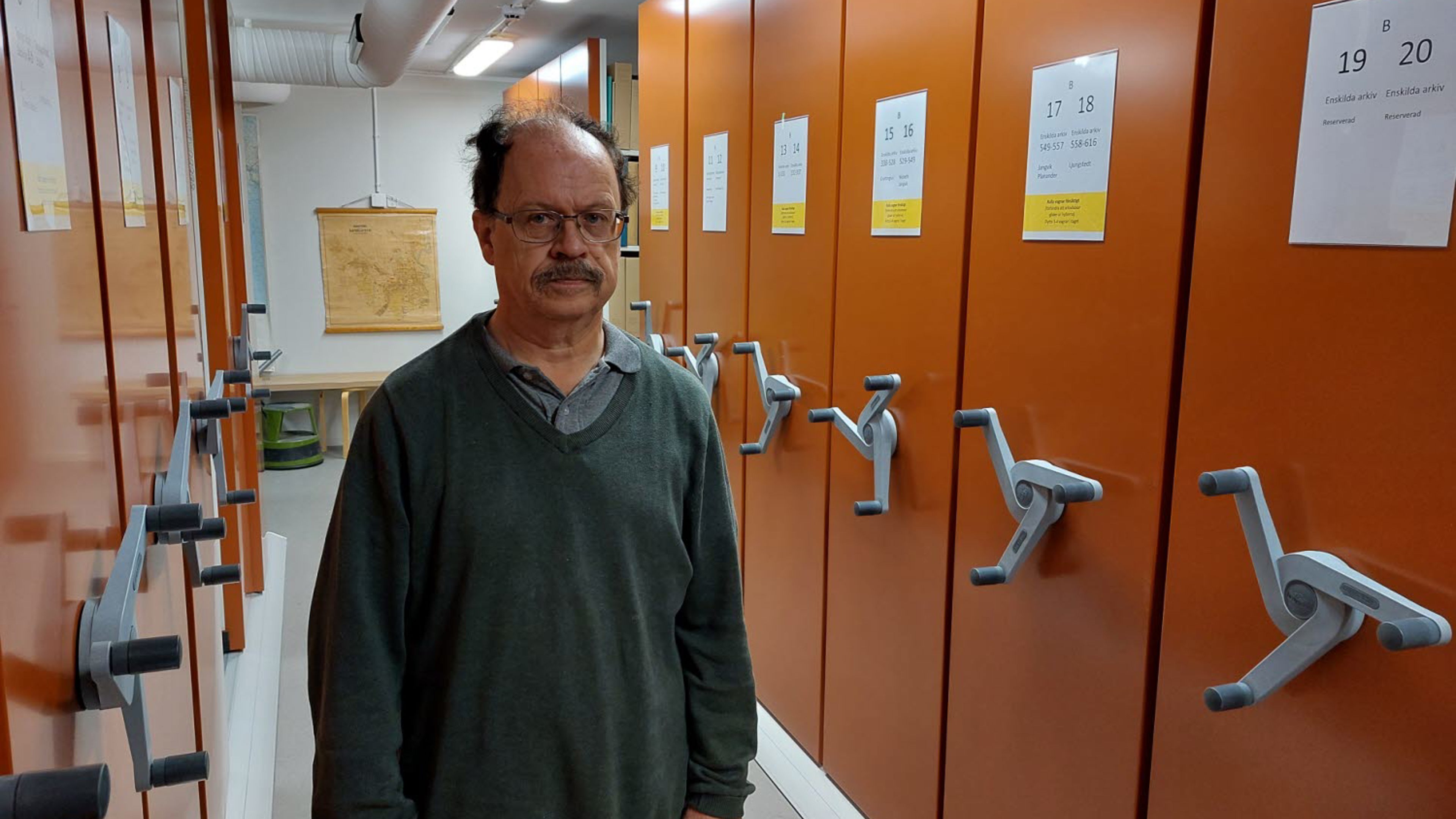 Freddie Hallberg visar runt i museets arkiv.