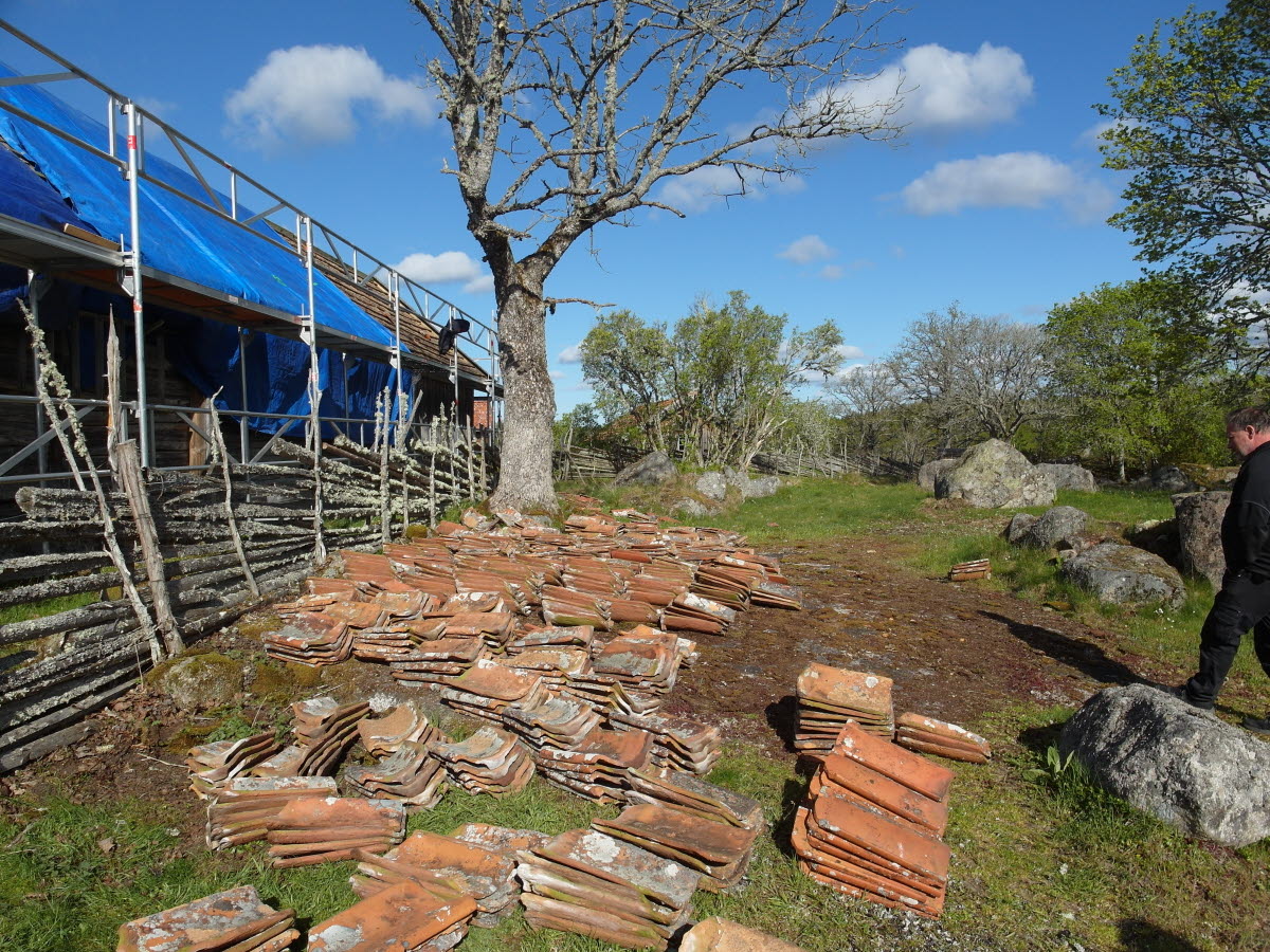 Takkedjan lägger nytt tak till grå ladan på Öna. 