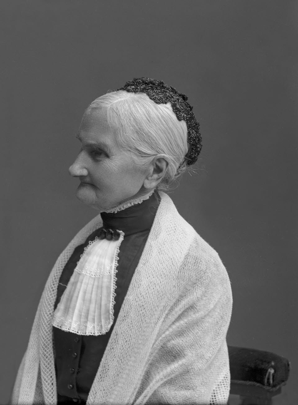 Porträtt av fru Löfgren från fotografen Maria Teschs ateljé i Linköping, 1914.  Från glasnegativ OM.TE.000213