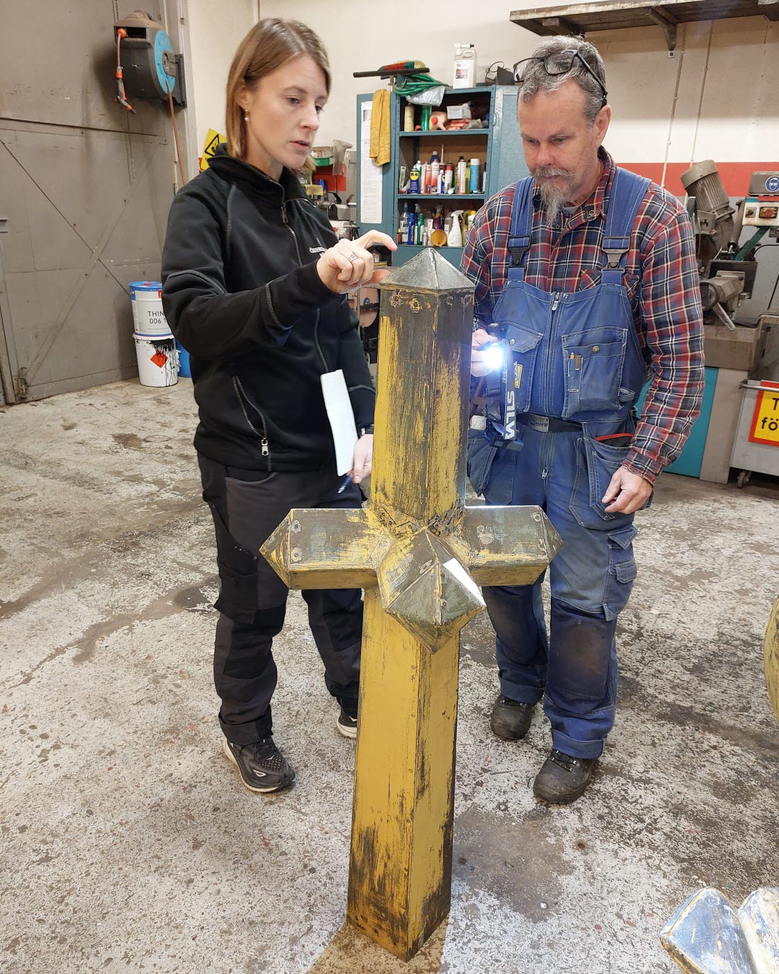 Maria Klint, byggnadsantikvarie på Östergötlands museum, på besök i verkstaden där domkyrkans spira restaureras. Här tillsammans med plåtslagaren Niclas Bylund.