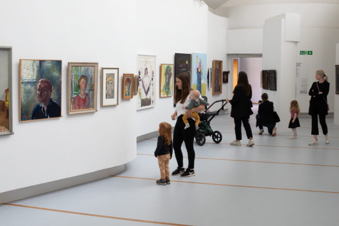 Familjer besöker Östergötlands museums konstutställning Verkligheter.