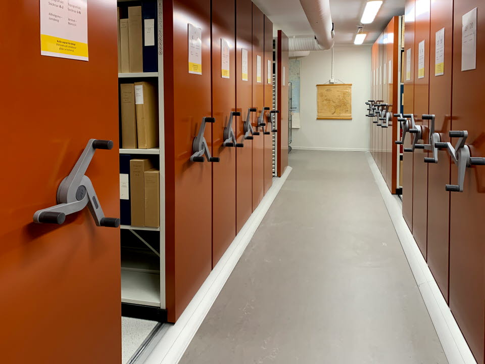 Arkivinteriör med hyllor