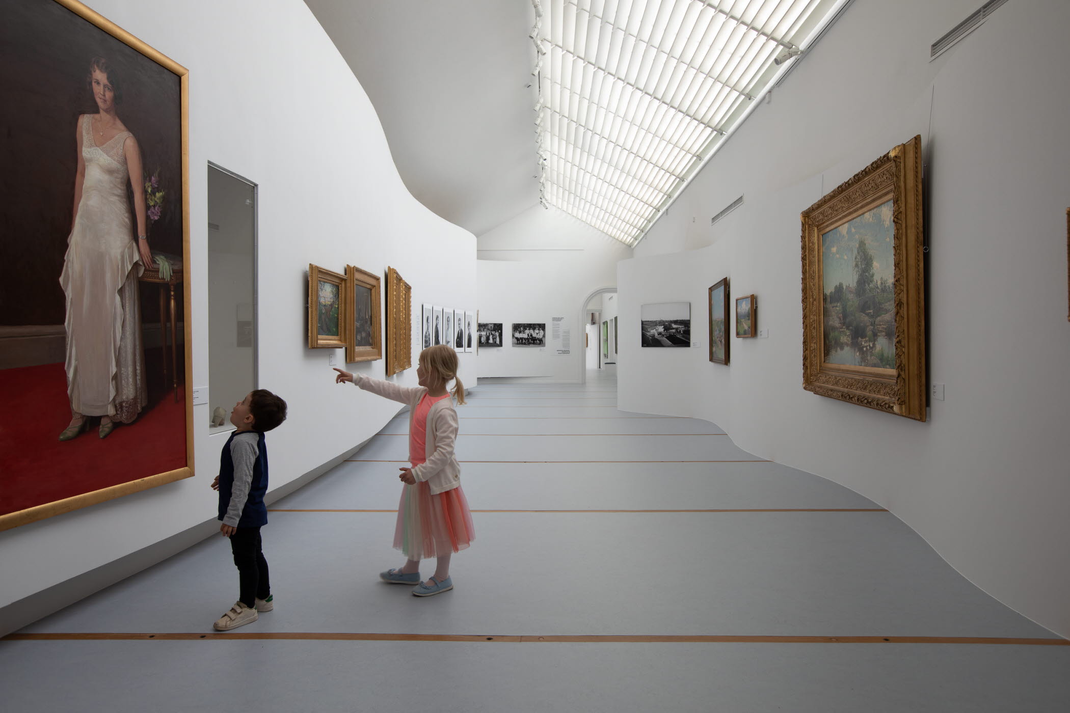 Barn på Östergötlands museums konstutställning Verkligheter.