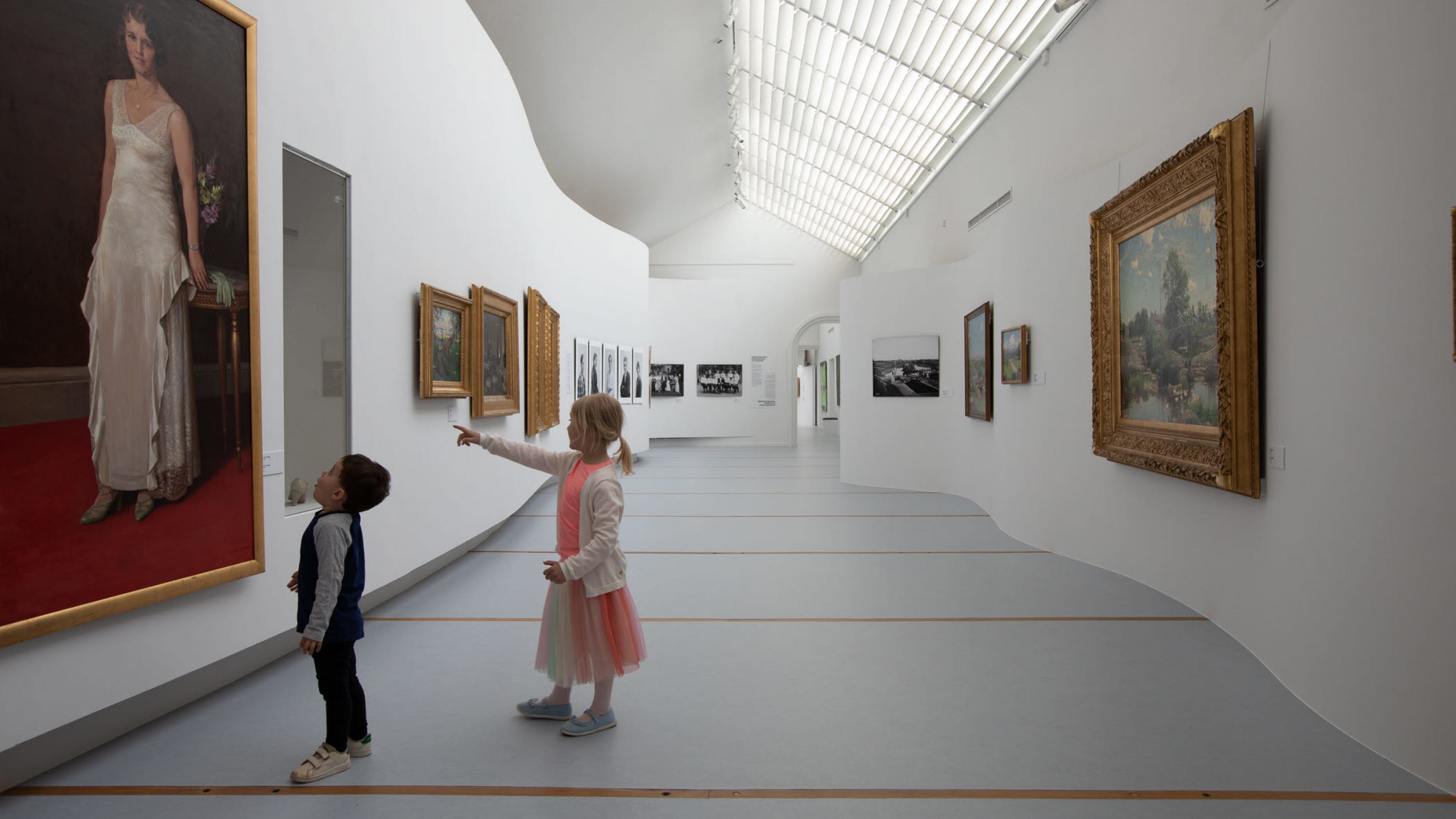 Barn på Östergötlands museums konstutställning Verkligheter.