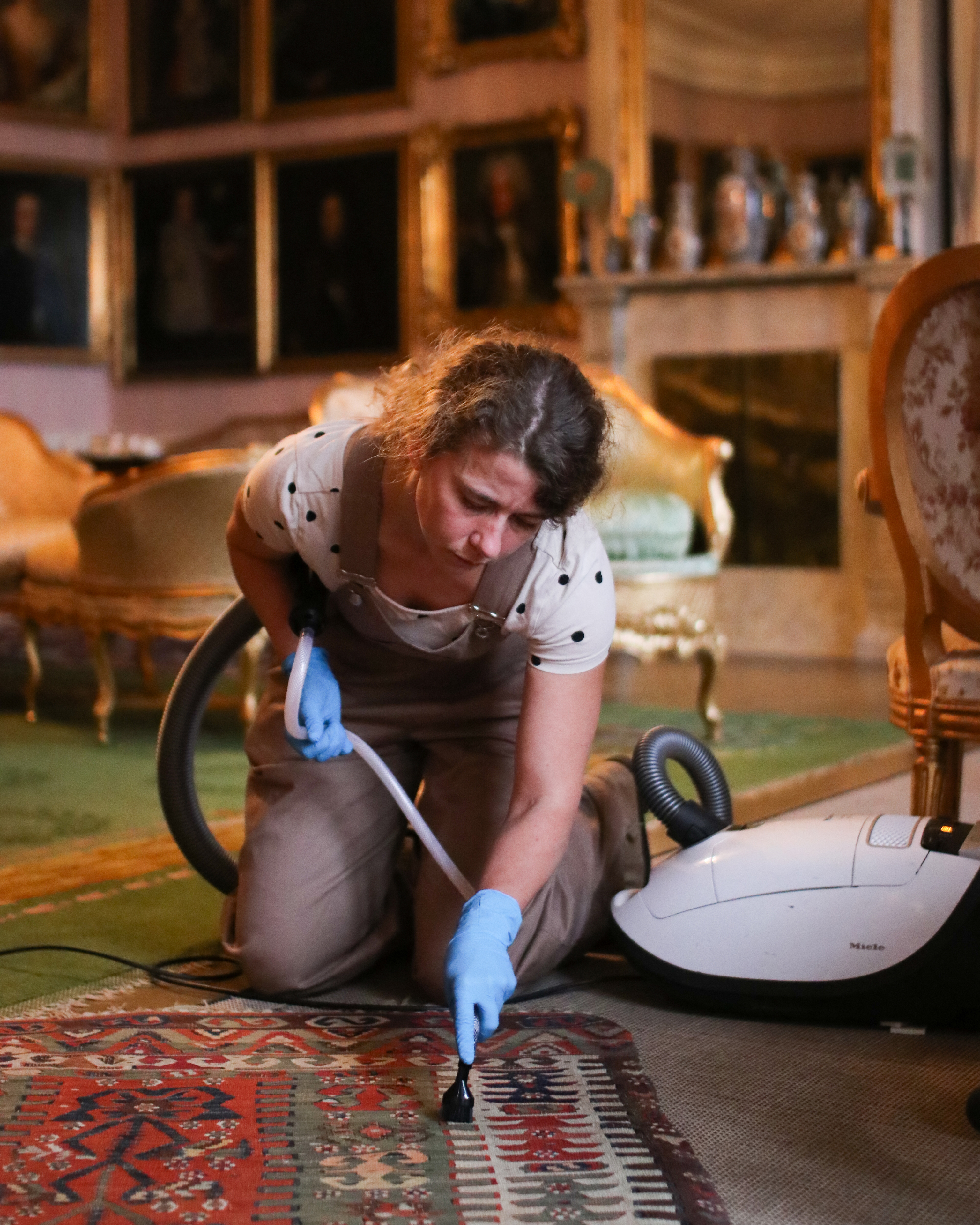 Textilkonservator Anna Djuvfeldt på Löfstad slott.