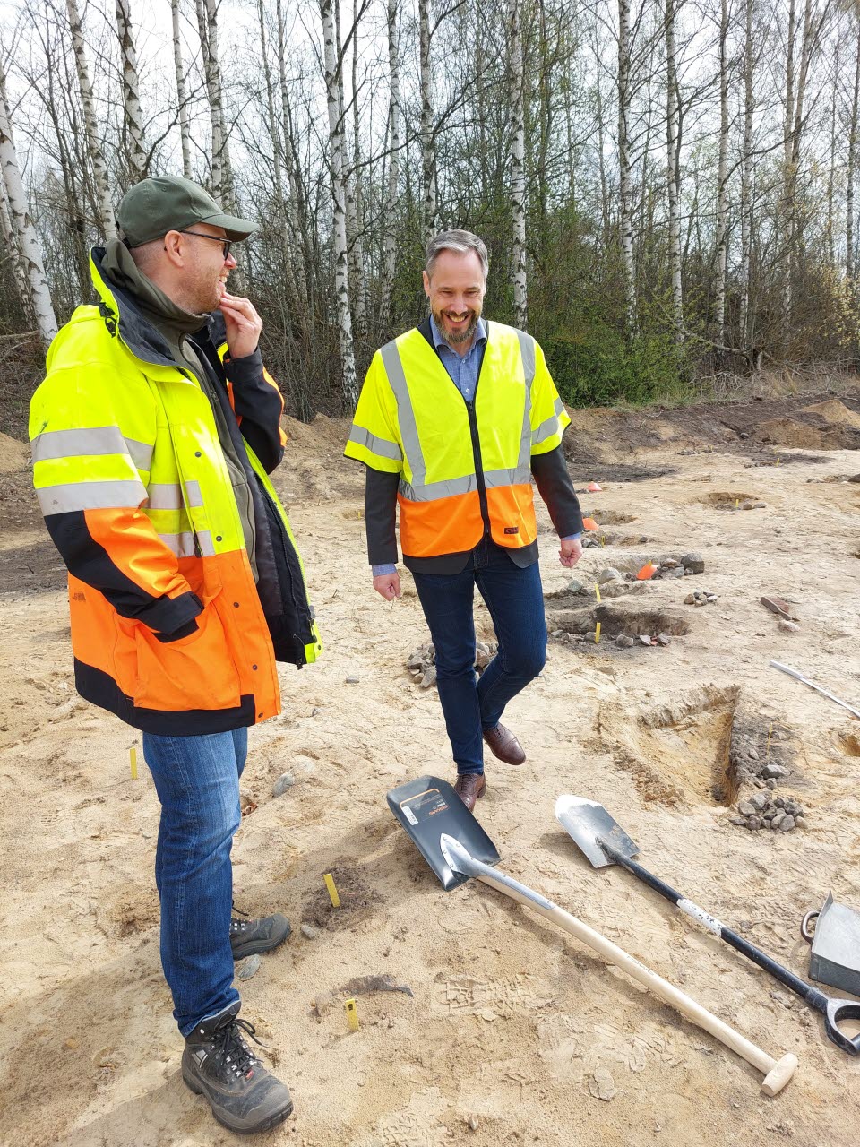Arkeologisk undersökning i Pryssgården. Arkeolog och forskare Per Nilsson tillsammans med Mats Magnusson, avdelningschef för Arkeologi och byggnadsvård vid Östergötlands museum.