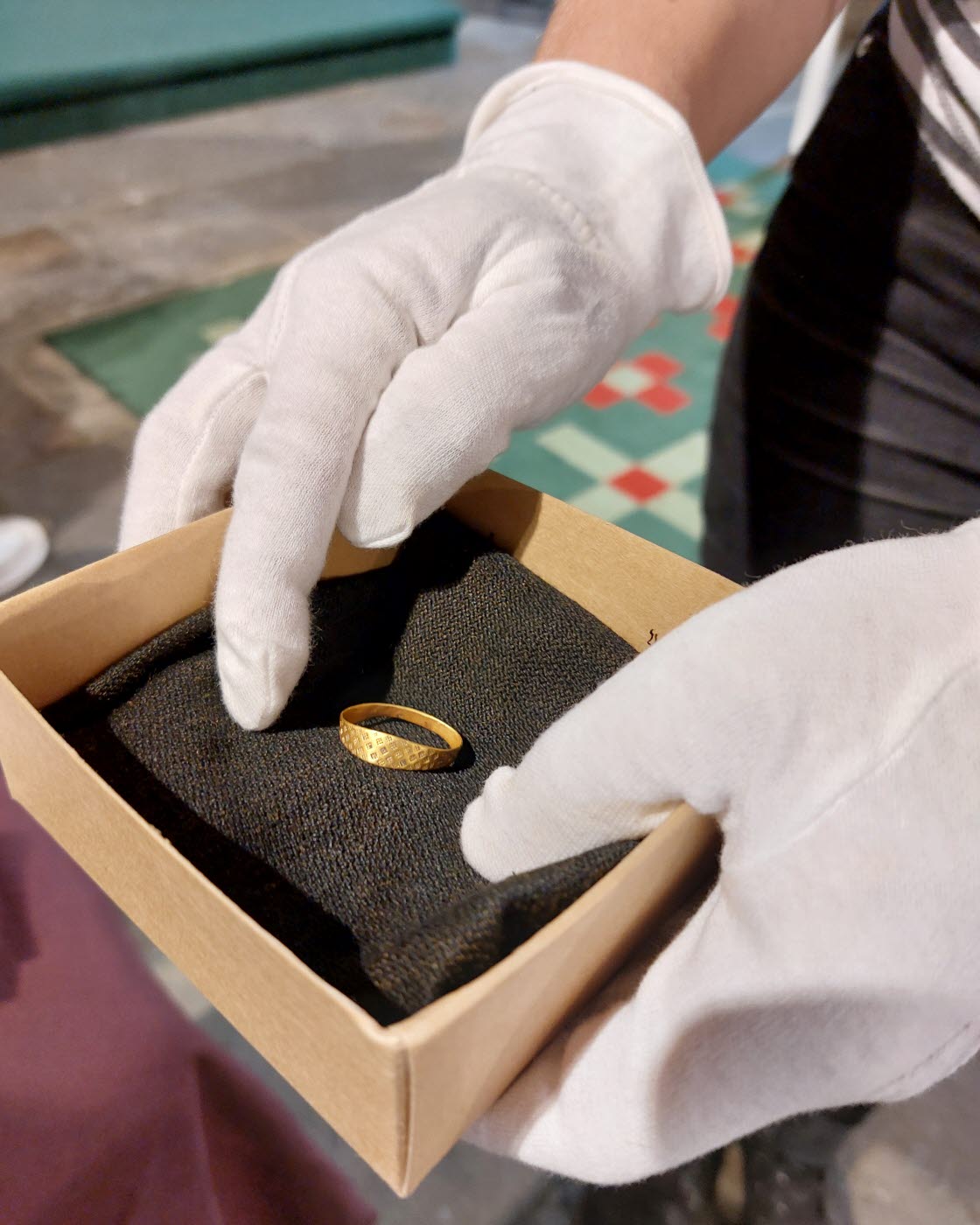 Pressträff för tidskriften Arkeologi i Östergötland i Östra Eneby kyrka. En vikingatida guldring som hittades vid prästgården i närheten.