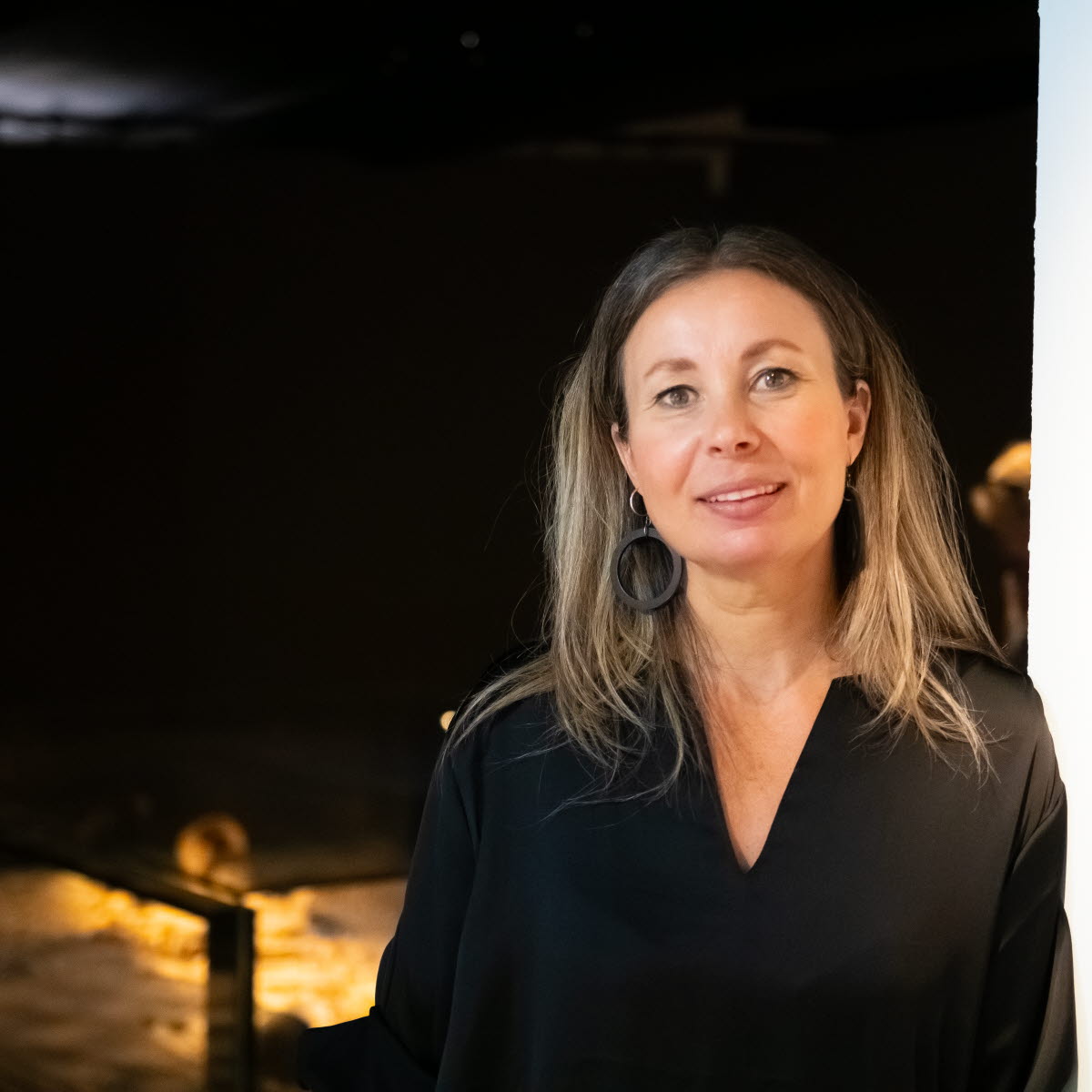 Museipedagog Caroline Morgansdotter Blomsten framför Bergsgraven.