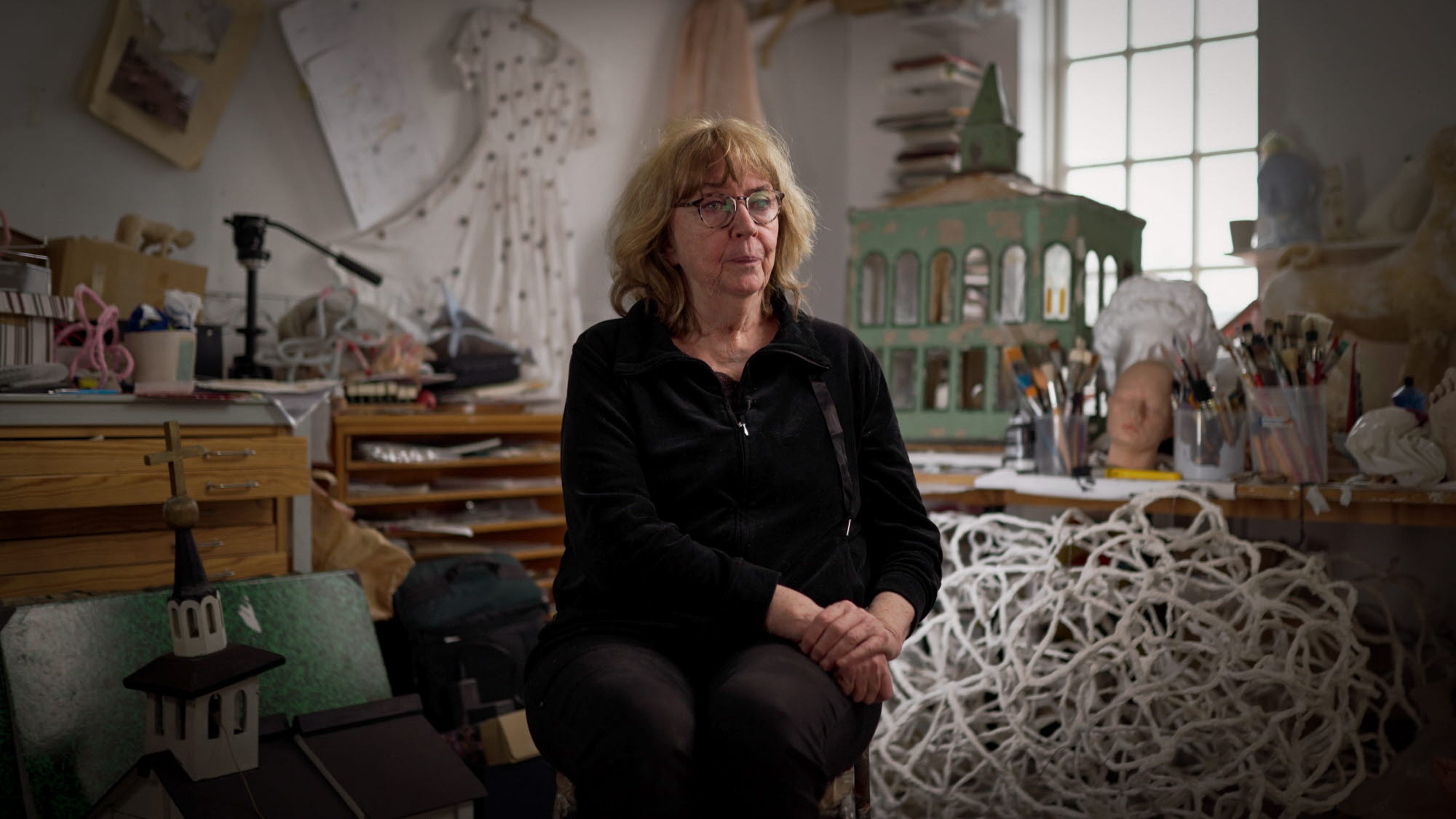 Stillbild från filmad intervju med konstnären Stina Opitz.