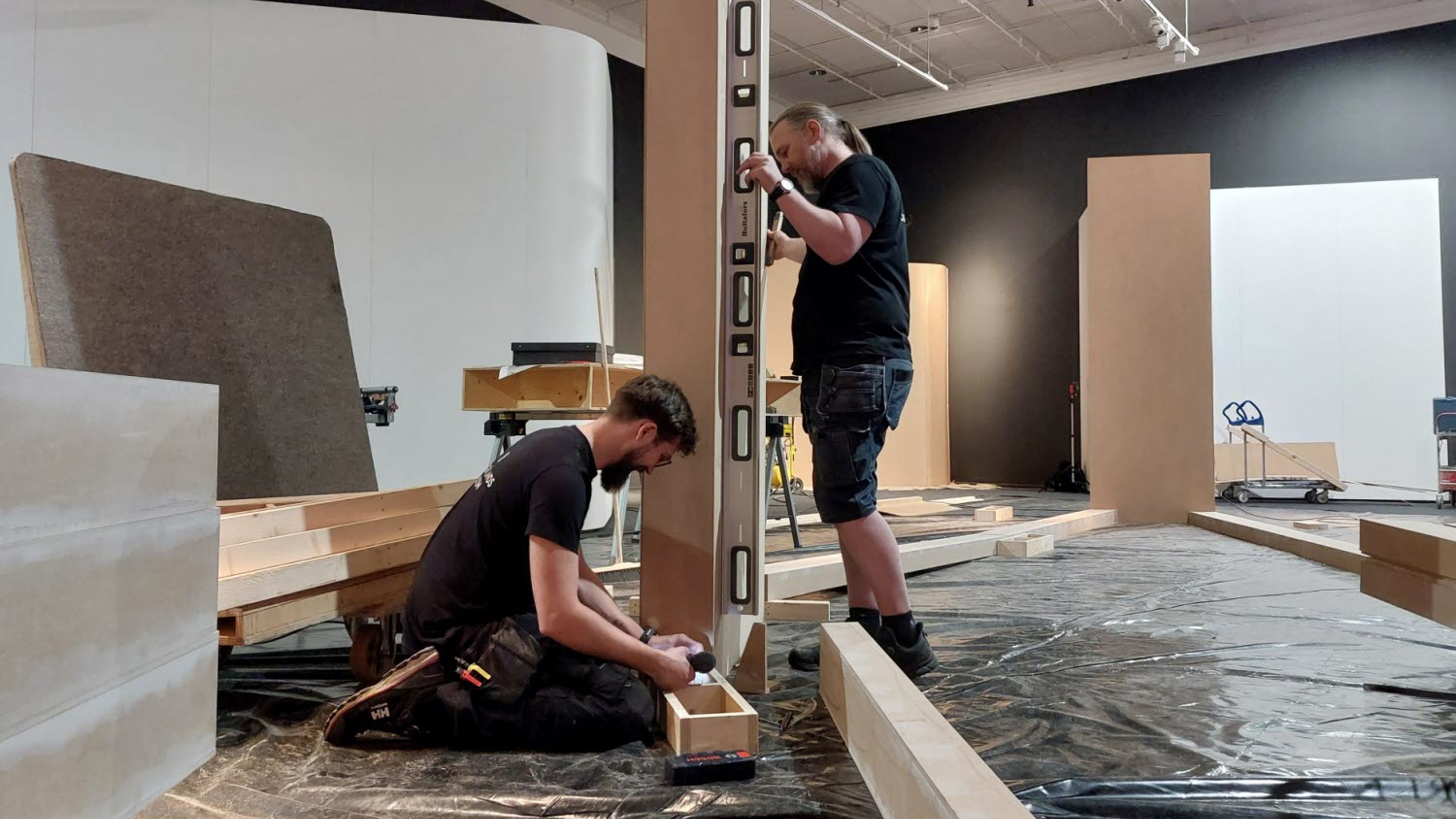Museitekniker Sebastian Gustafsson och Jonas Karlsson under bygget av utställningen om Johan Krouthén.