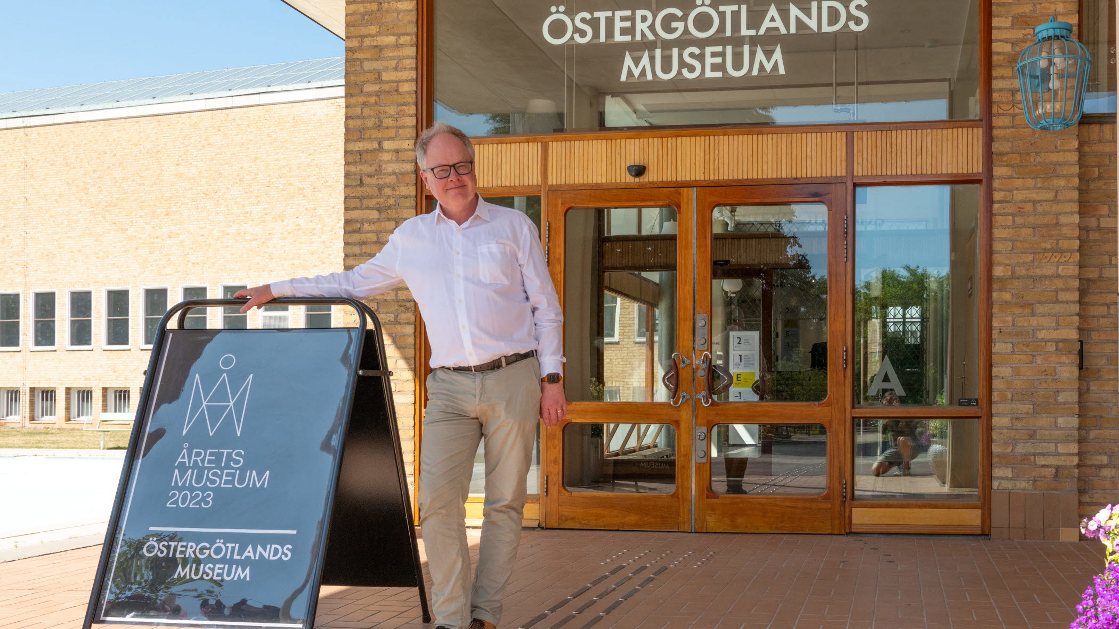 Museichef Olof Hermelin utanför entrén till Östergötlands museum.