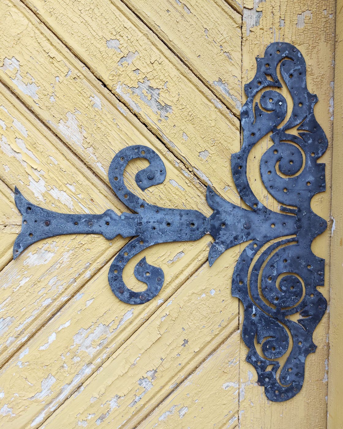 Museets konservatorer arbetar med väggmålningar från 1800-talet i Stora matsalen på Medevi Brunn. Exteriör detaljbild.