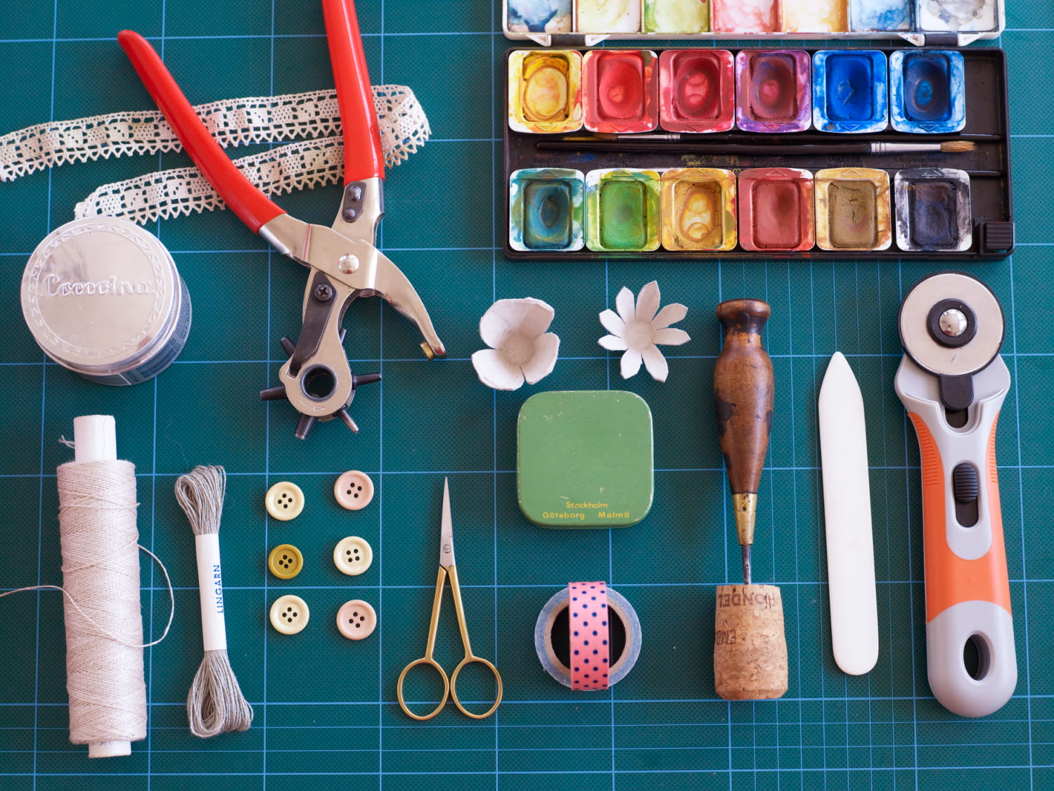 Bild med olika pysselredskap och verktyg.