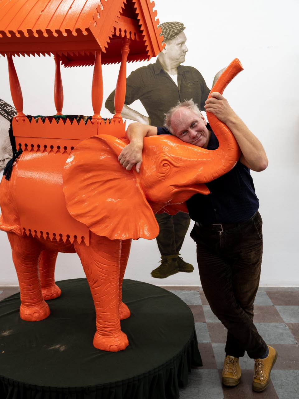 Konstnären Peter Johansson med Elefanten i rummet i samband med utställningen Souvenir på Wetterling Gallery i Stockholm.