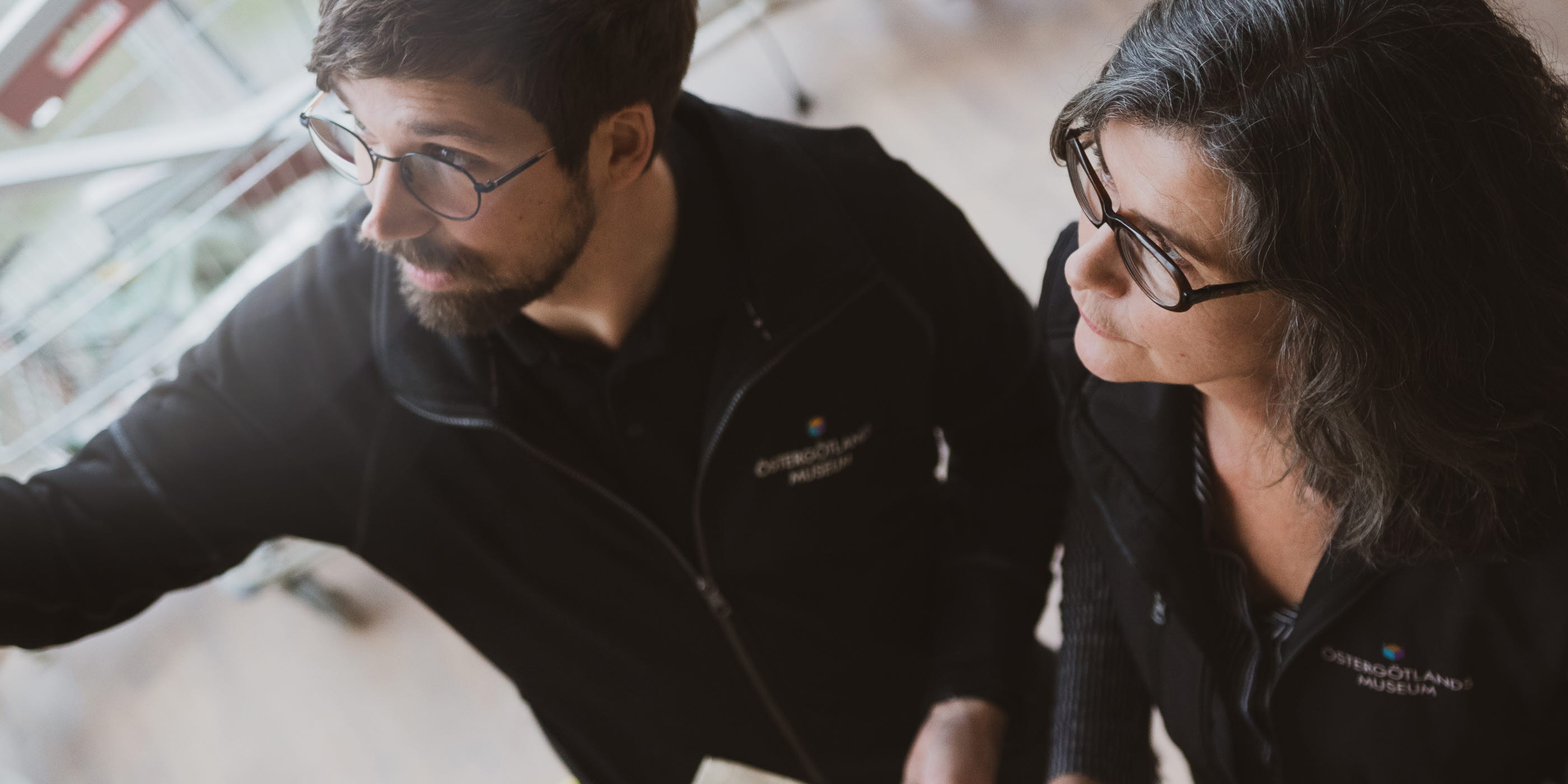 Två anställda på Östergötlands museum.