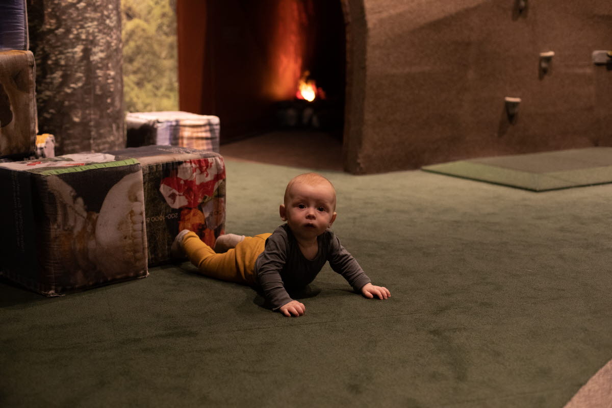 Bild på ett litet barn. Utställningen Viljans värld 