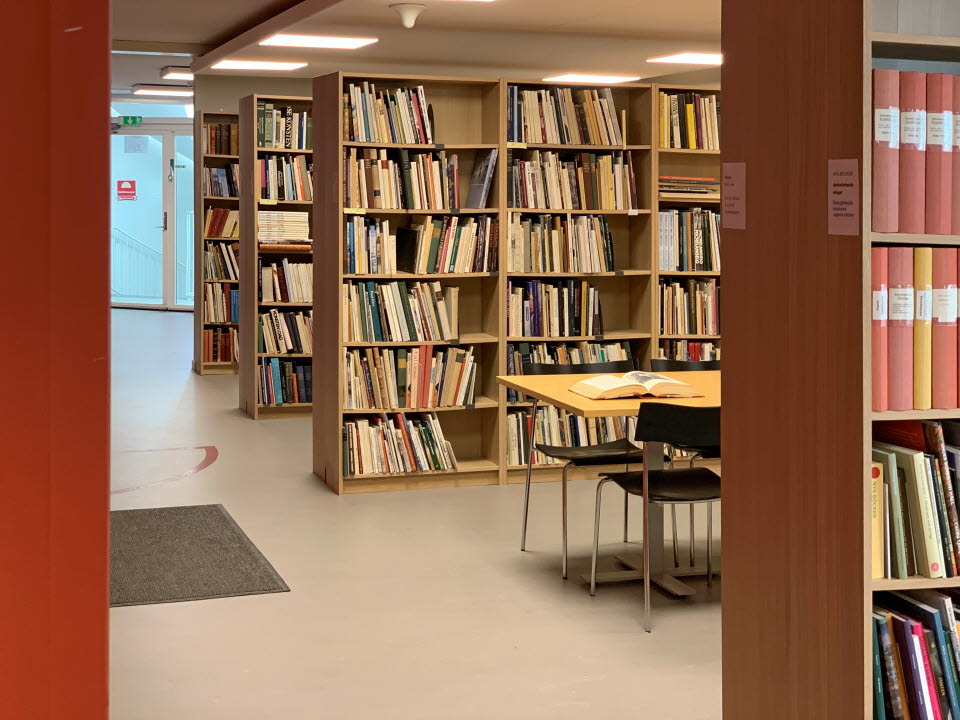 Museets bibliotek - hyllor och läsplats